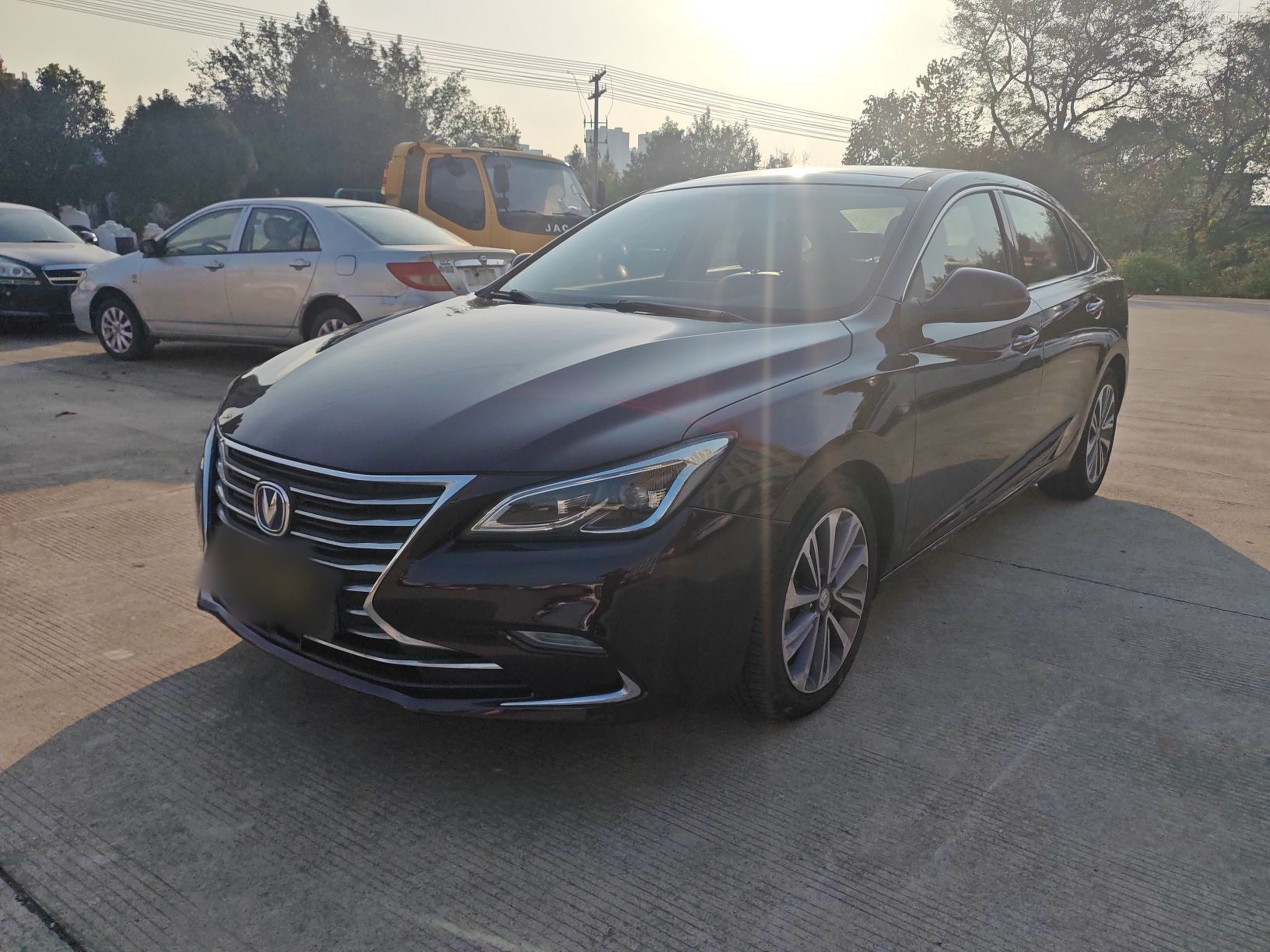 تحت مقدمة السيارة