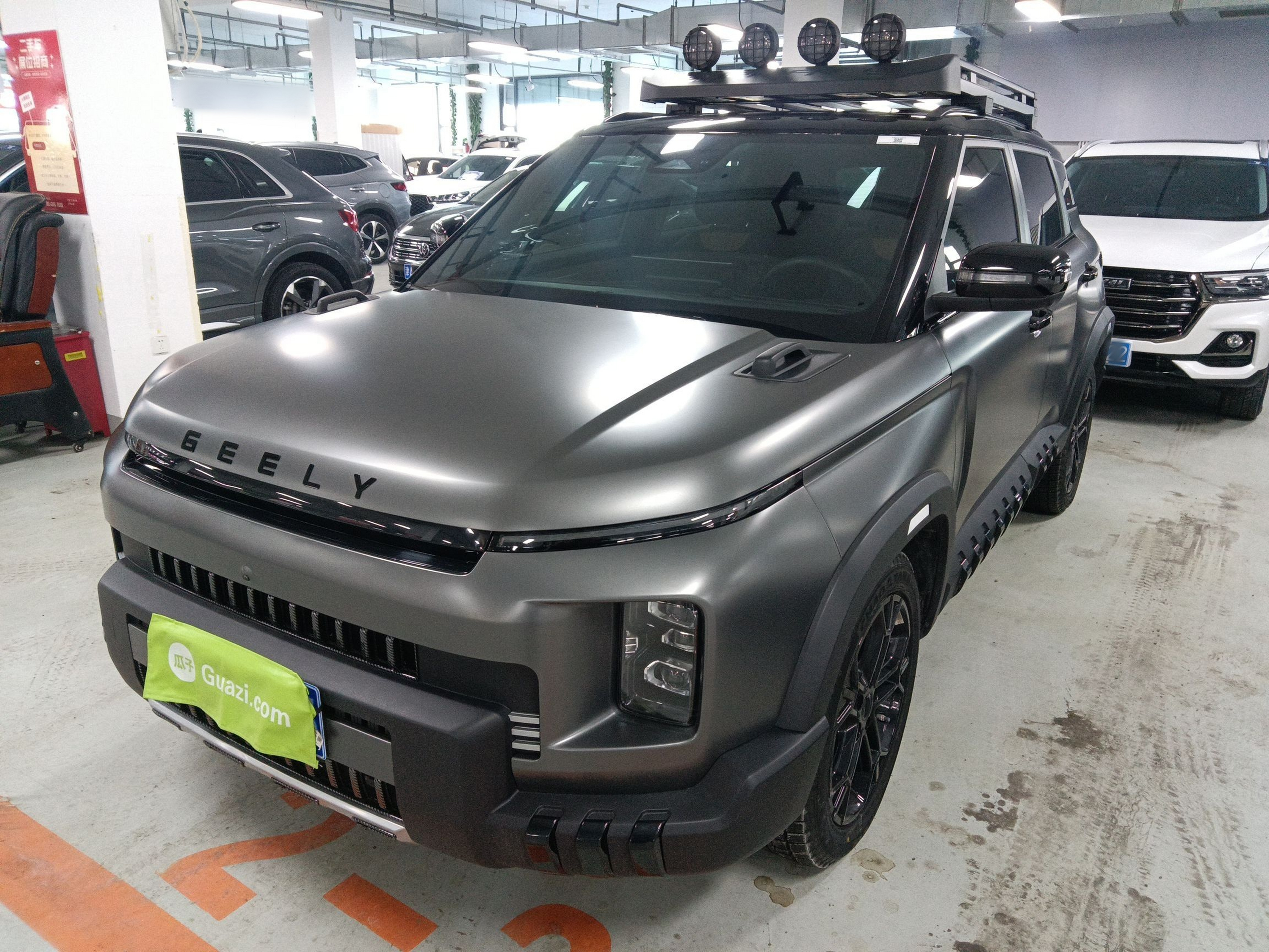 تحت مقدمة السيارة