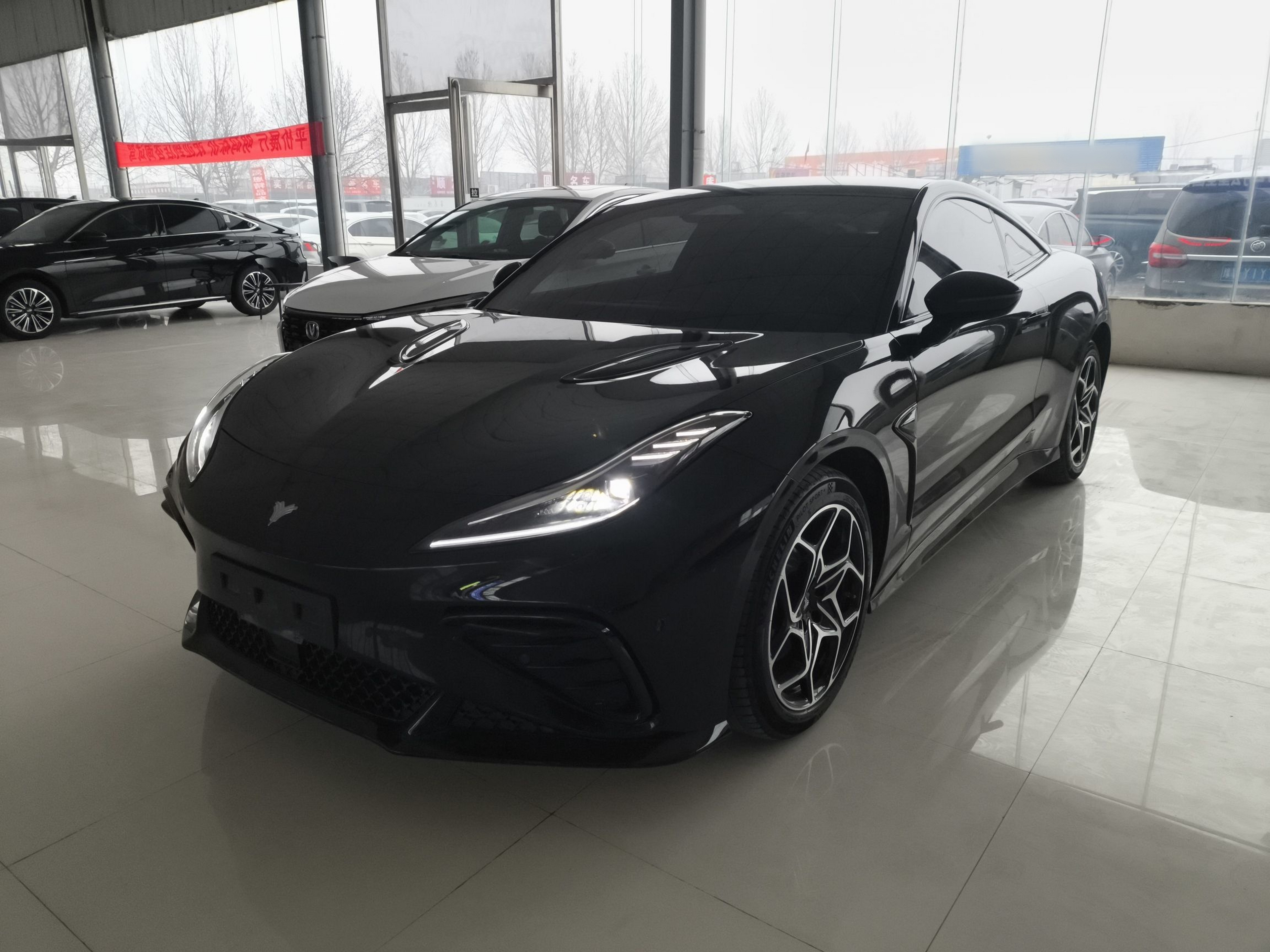 Под передней частью автомобиля