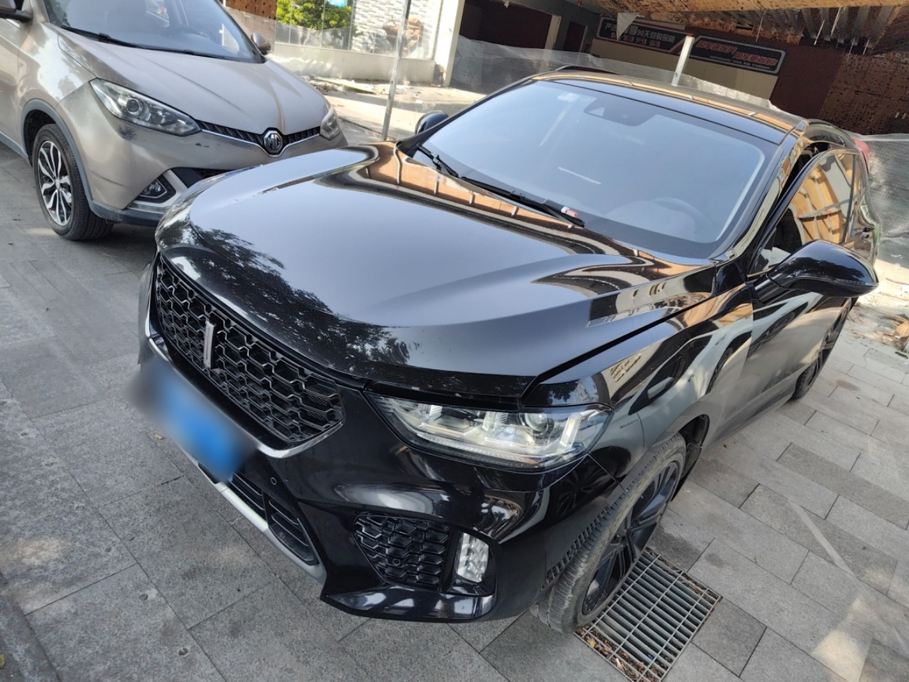 Под передней частью автомобиля