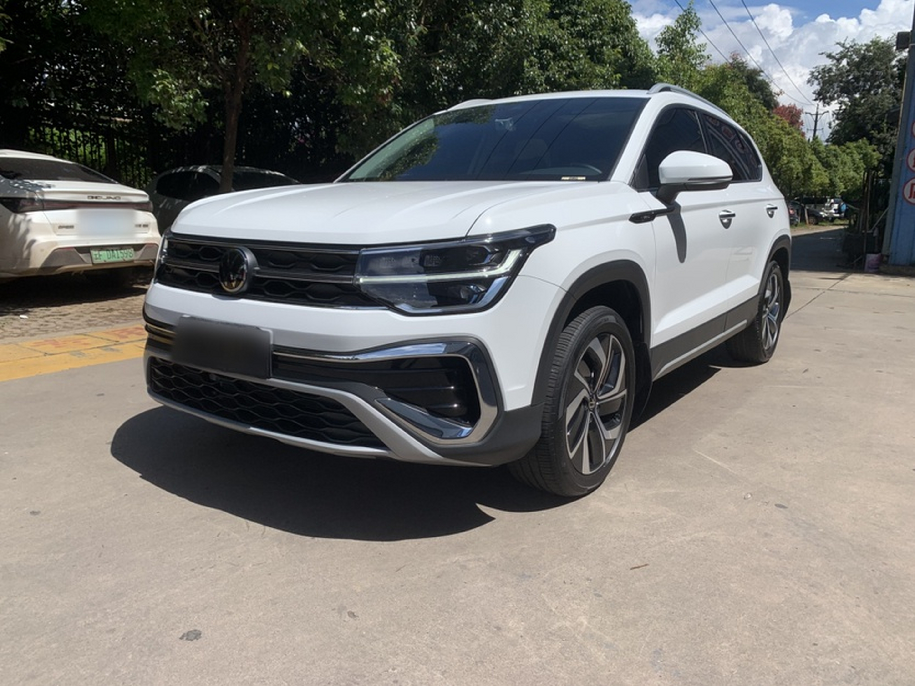 تحت مقدمة السيارة