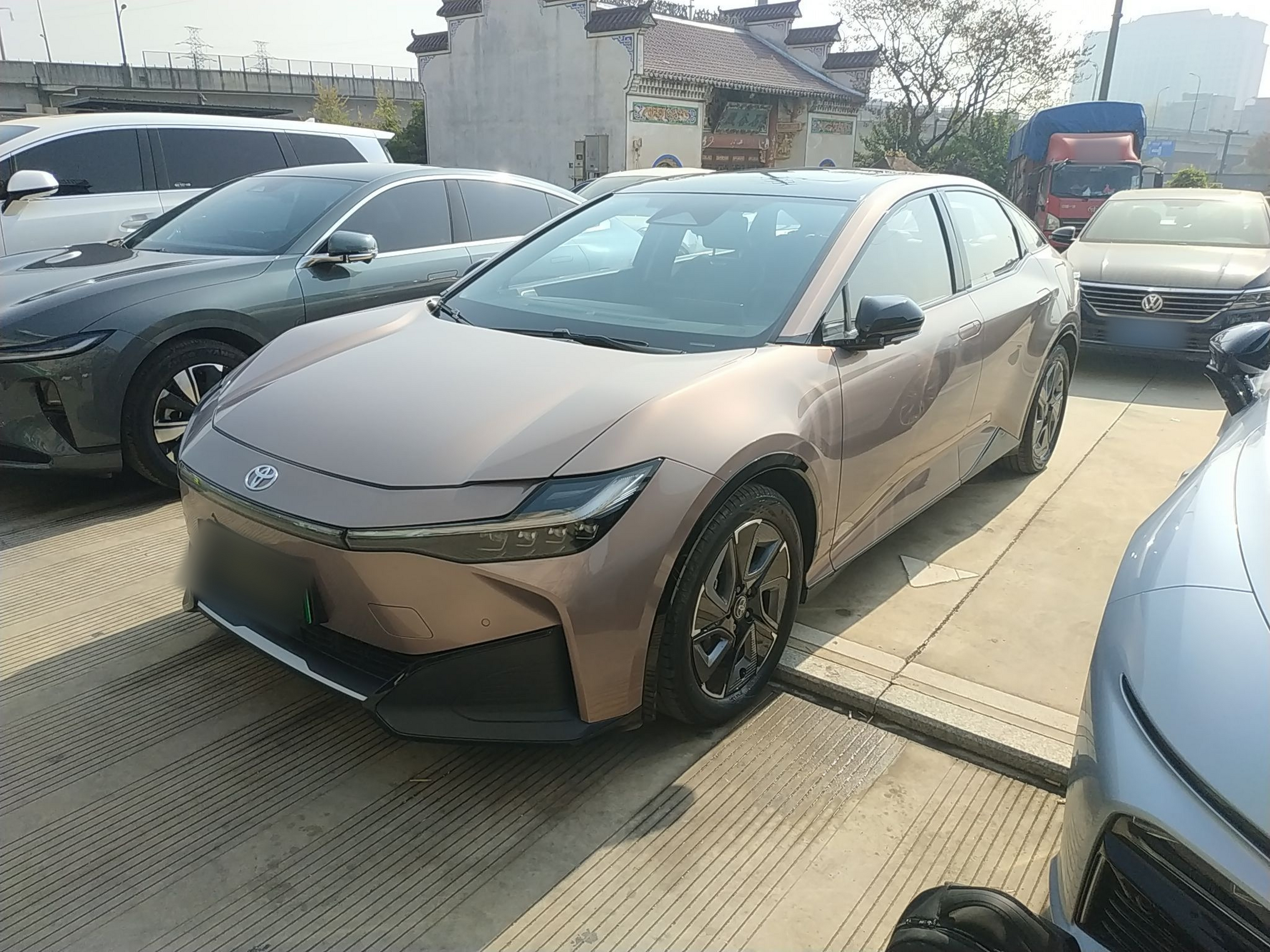 تحت مقدمة السيارة