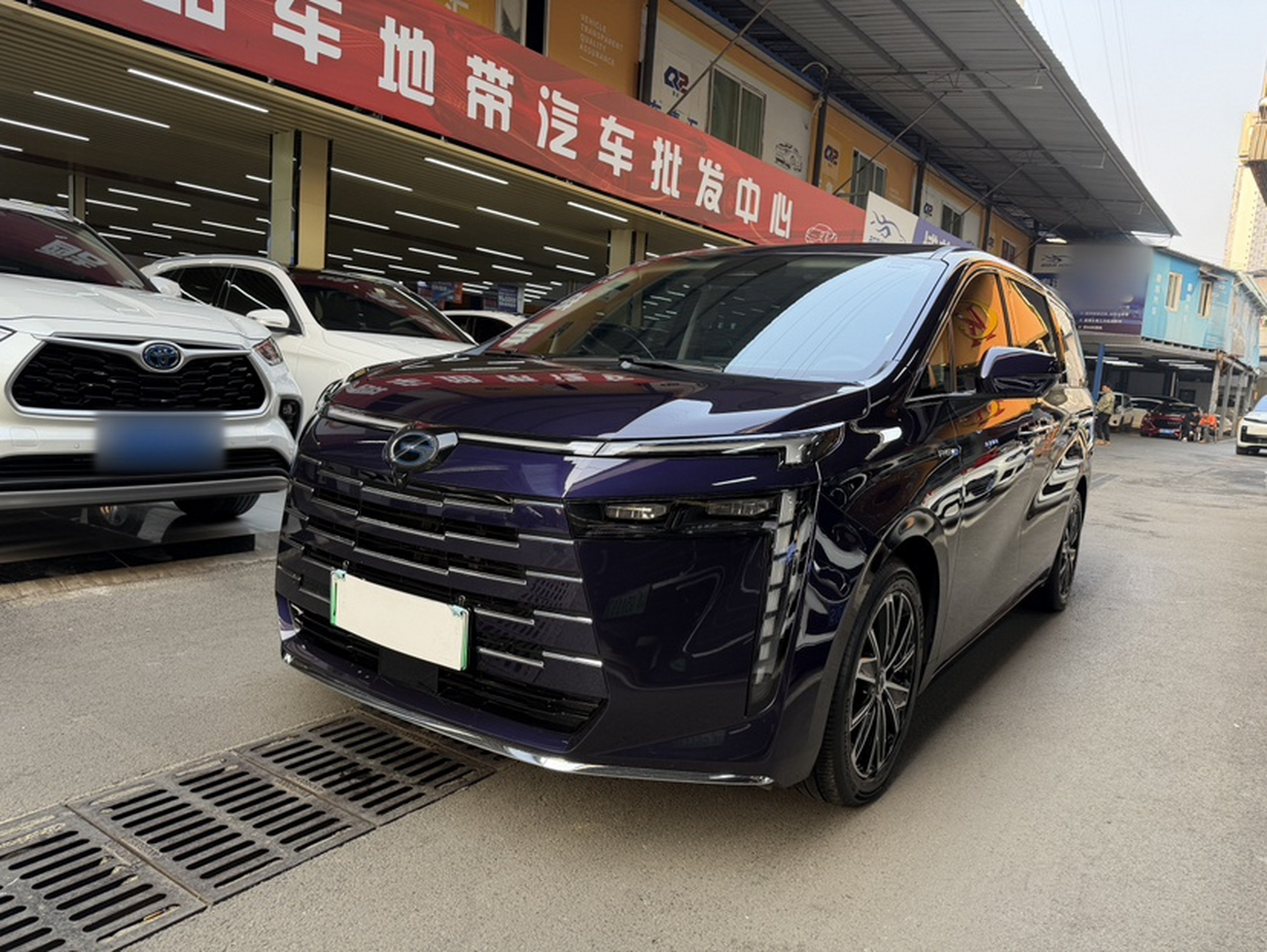 تحت مقدمة السيارة