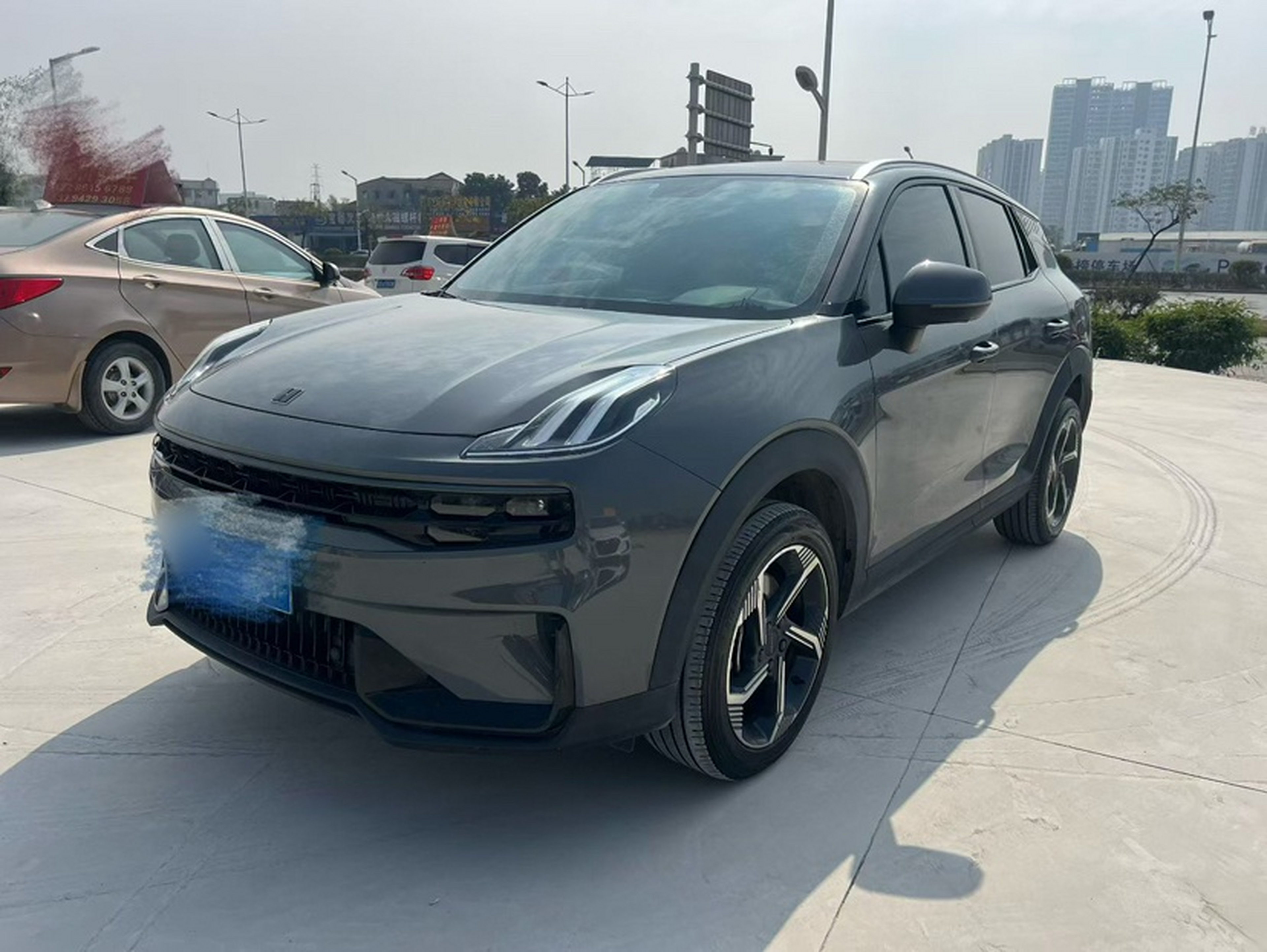 تحت مقدمة السيارة