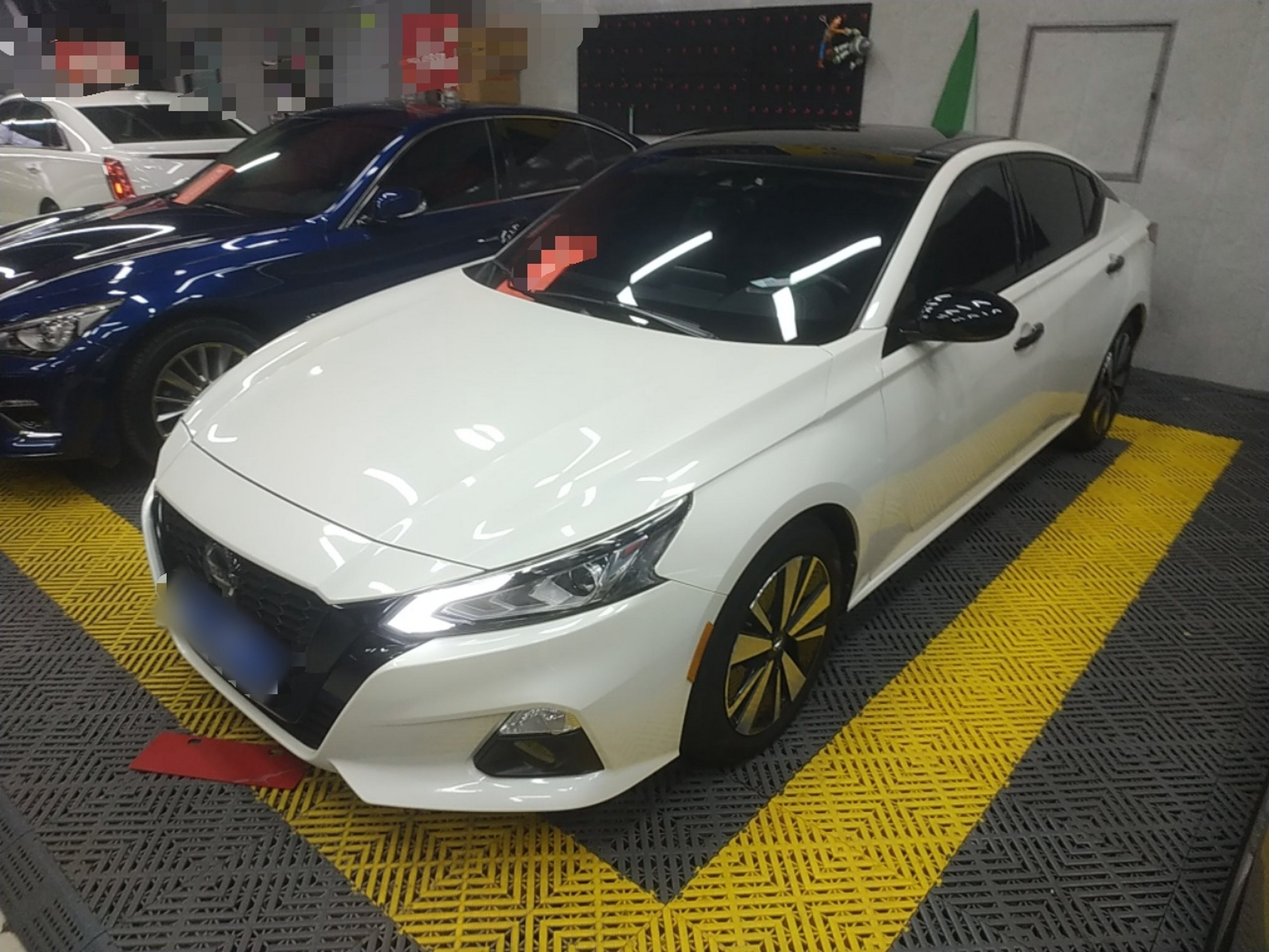 تحت مقدمة السيارة