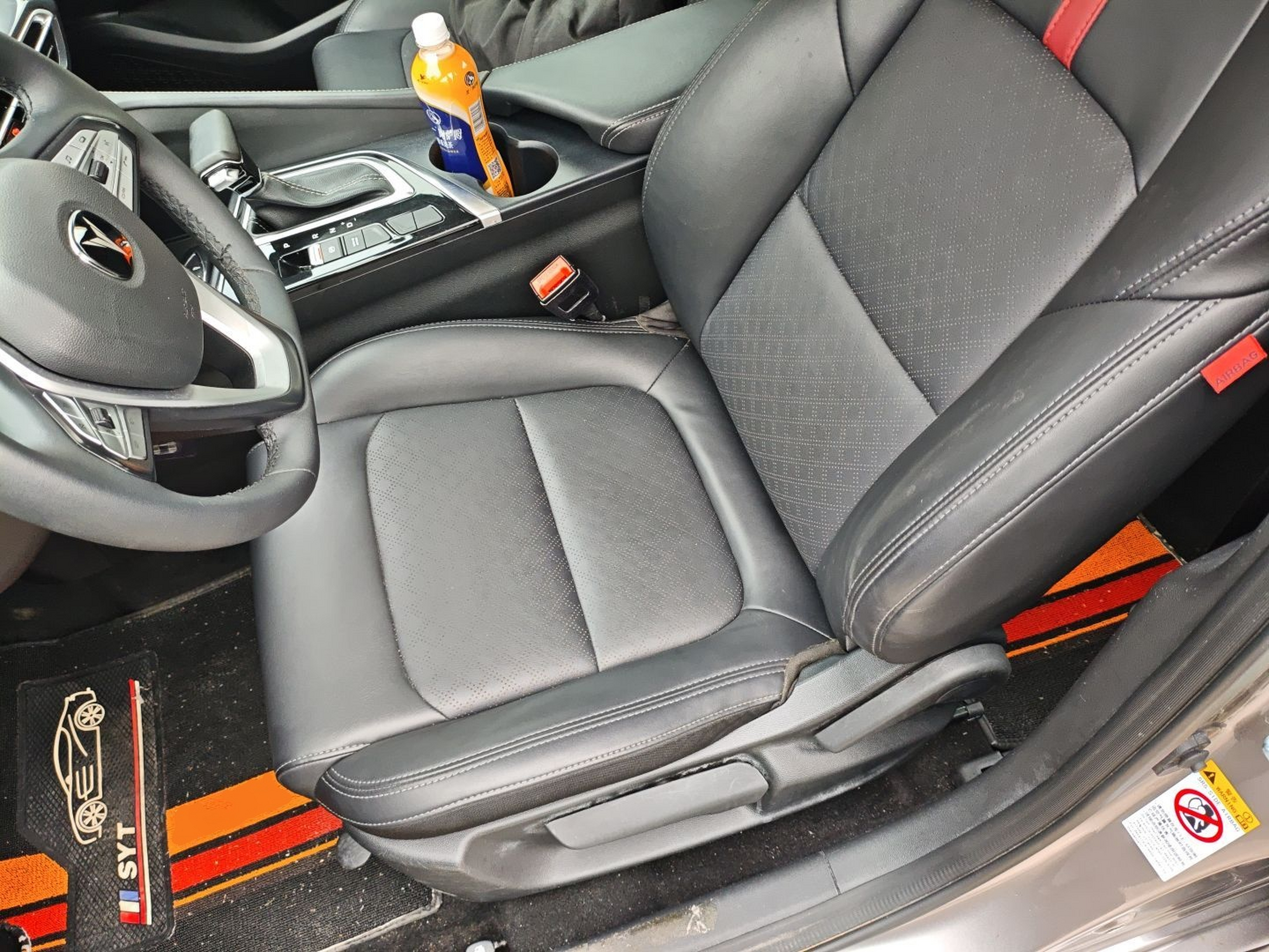 المقاعد الأمامية داخل السيارة