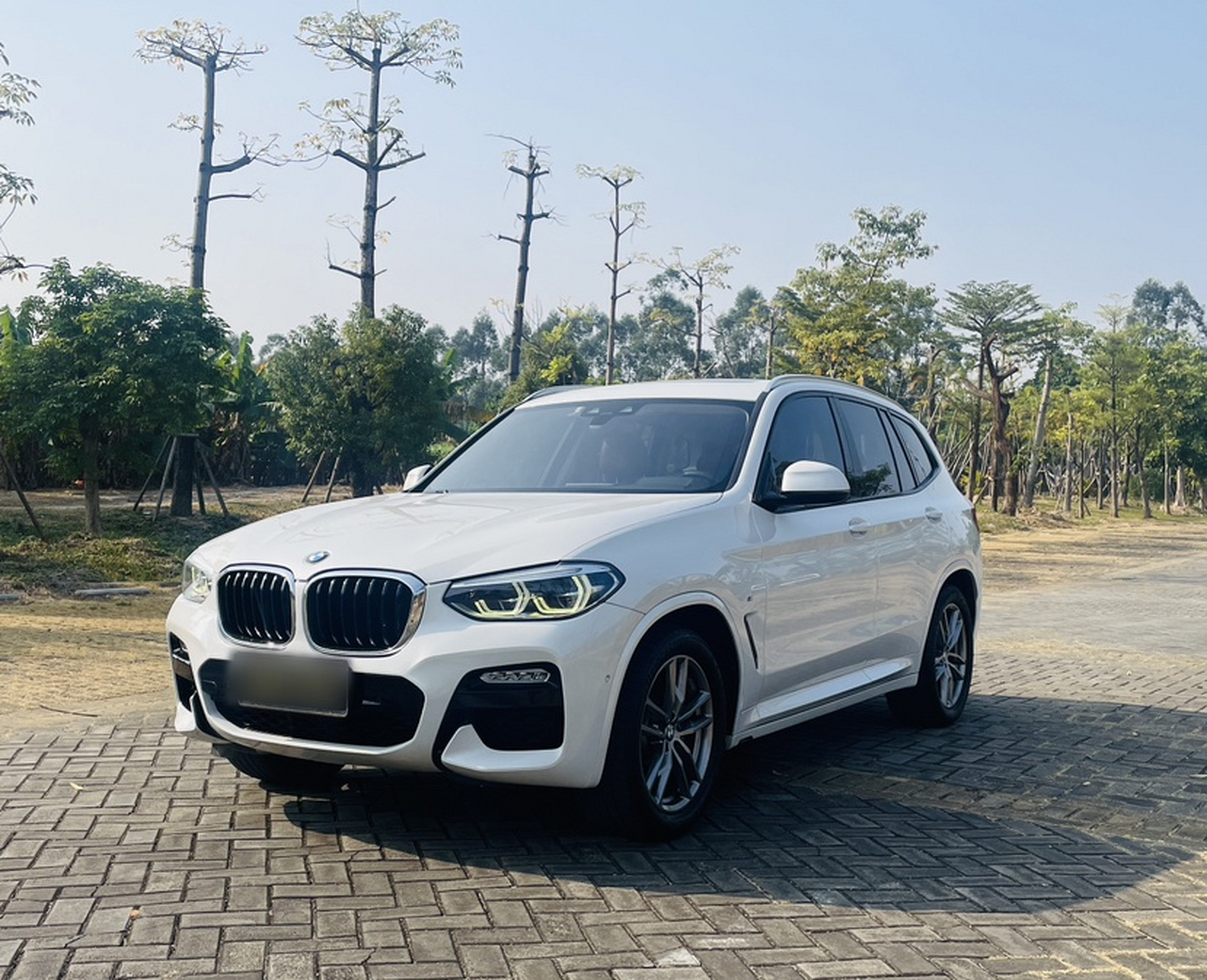 Под передней частью автомобиля