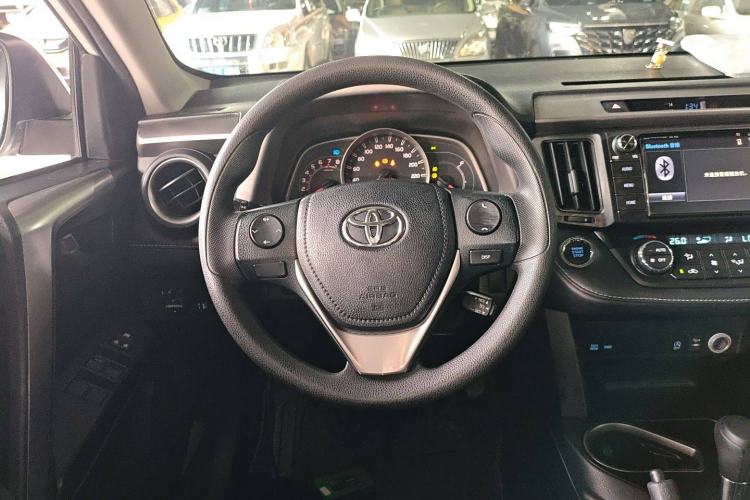 Used Toyota RAV4 2016 2.0L CVT Two-Wheel Drive Fashion Edition China V Standard
