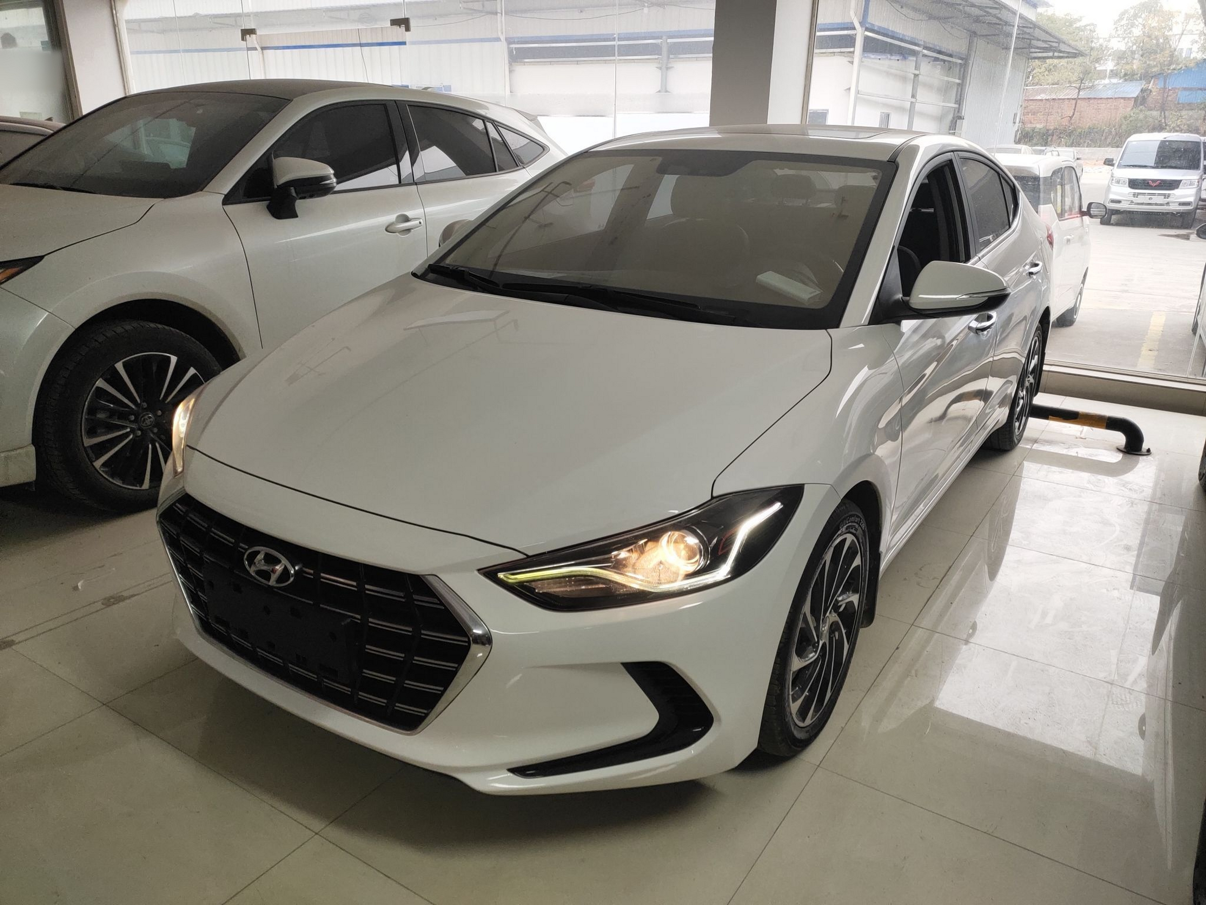 Под передней частью автомобиля