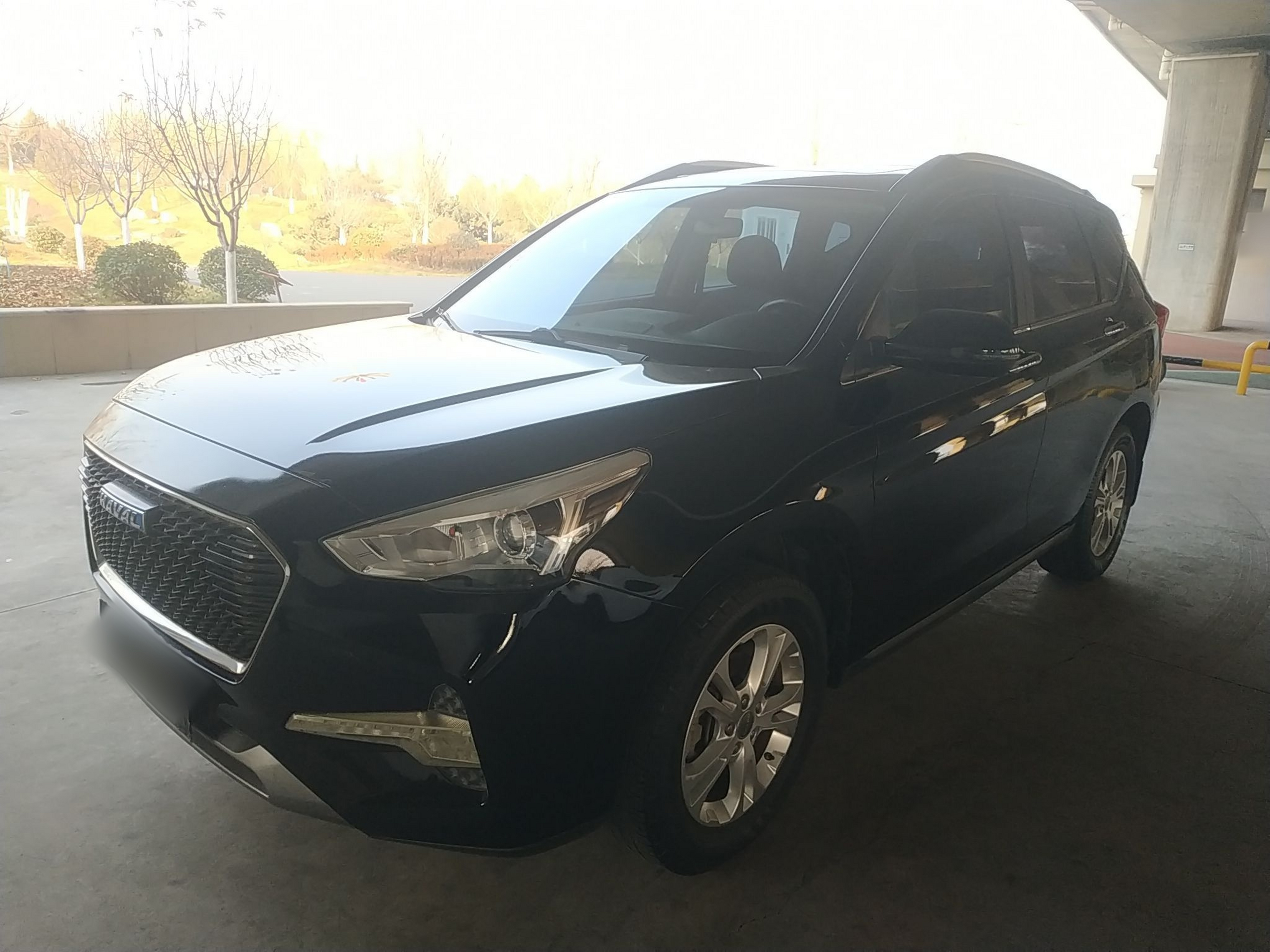 Под передней частью автомобиля