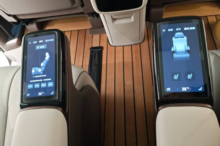 Used Denza D9 2022 EV 600 Four-Wheel Drive Prestige Model