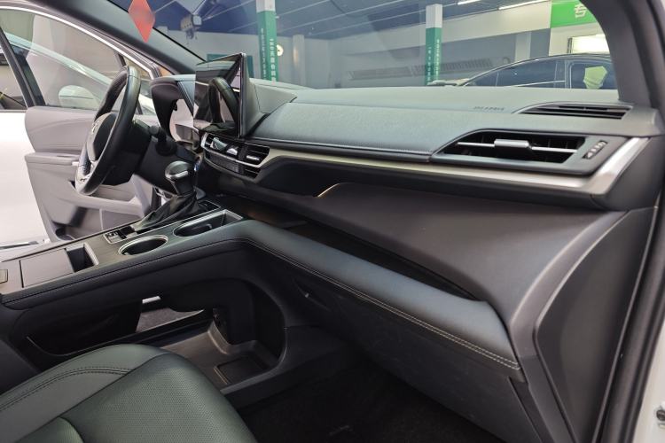 Used Toyota Sienna 2023 2.5L Hybrid Deluxe Edition
