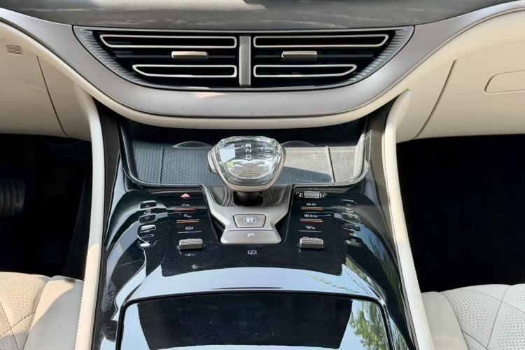 Used Denza D9 2022 DM-i 970 Four-Wheel Drive Prestige Model
