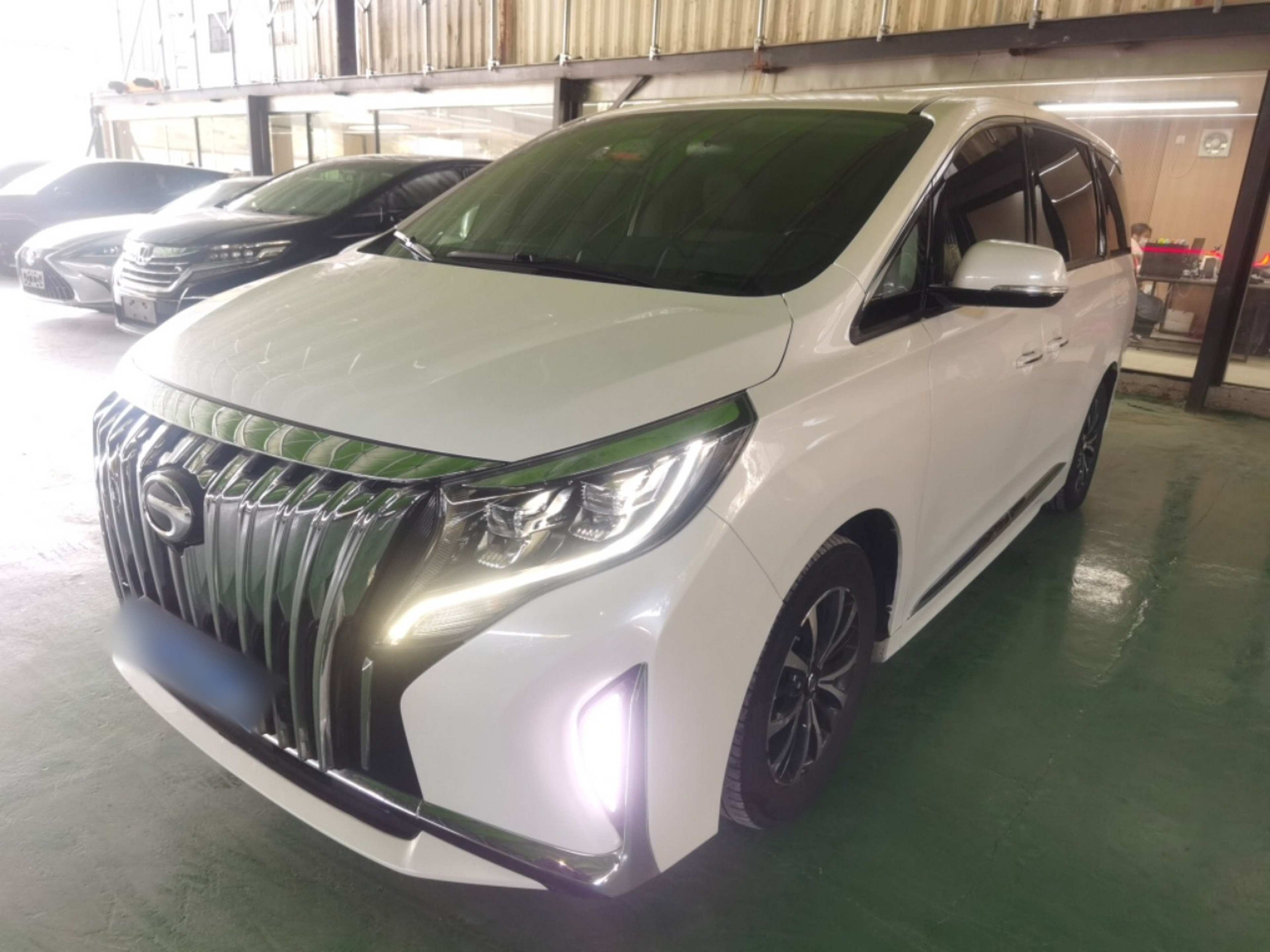 Под передней частью автомобиля