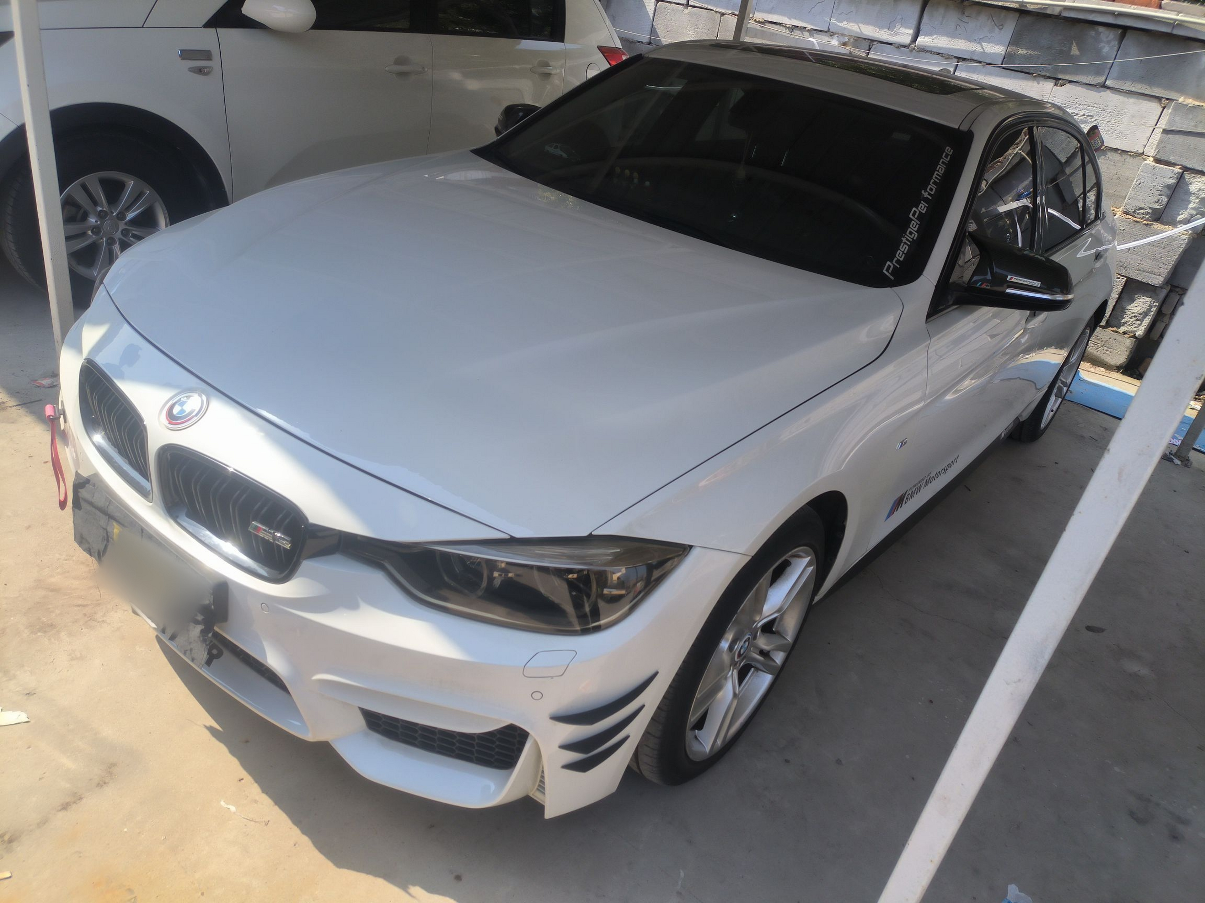 Под передней частью автомобиля