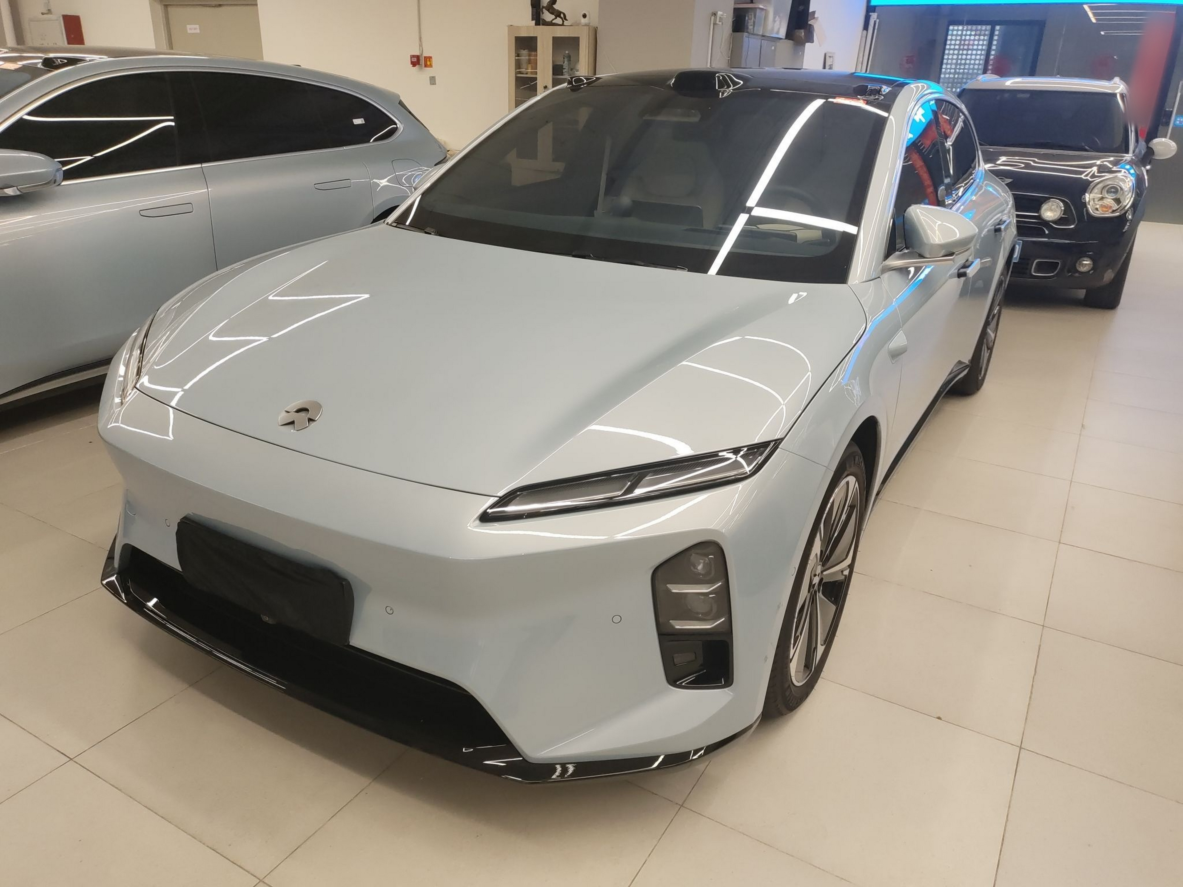 Под передней частью автомобиля