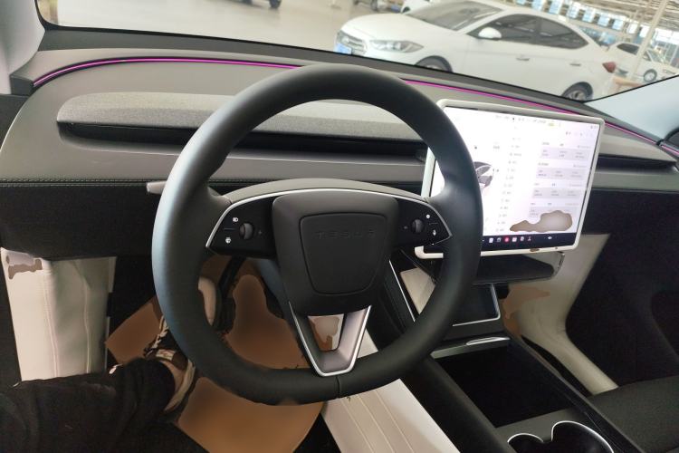 Used Tesla Model Y 2025 Long-Range All-Wheel-Drive Version
