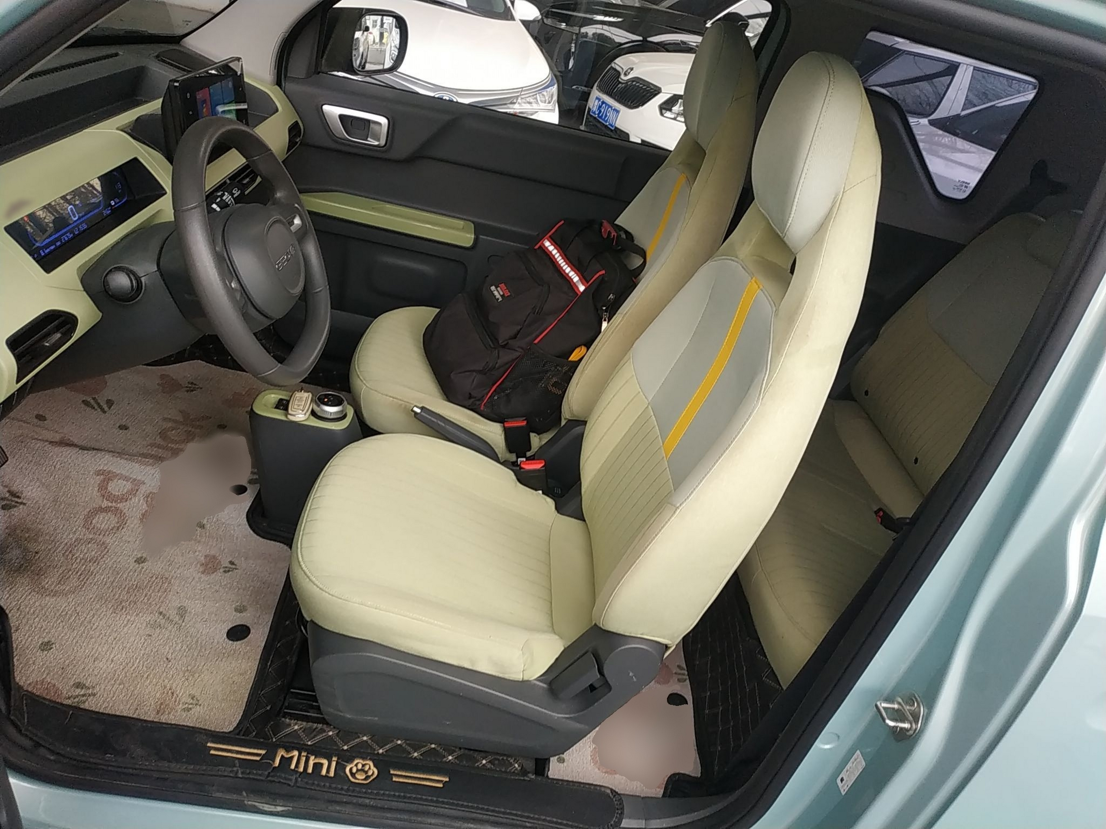 Переднее сиденье в автомобиле