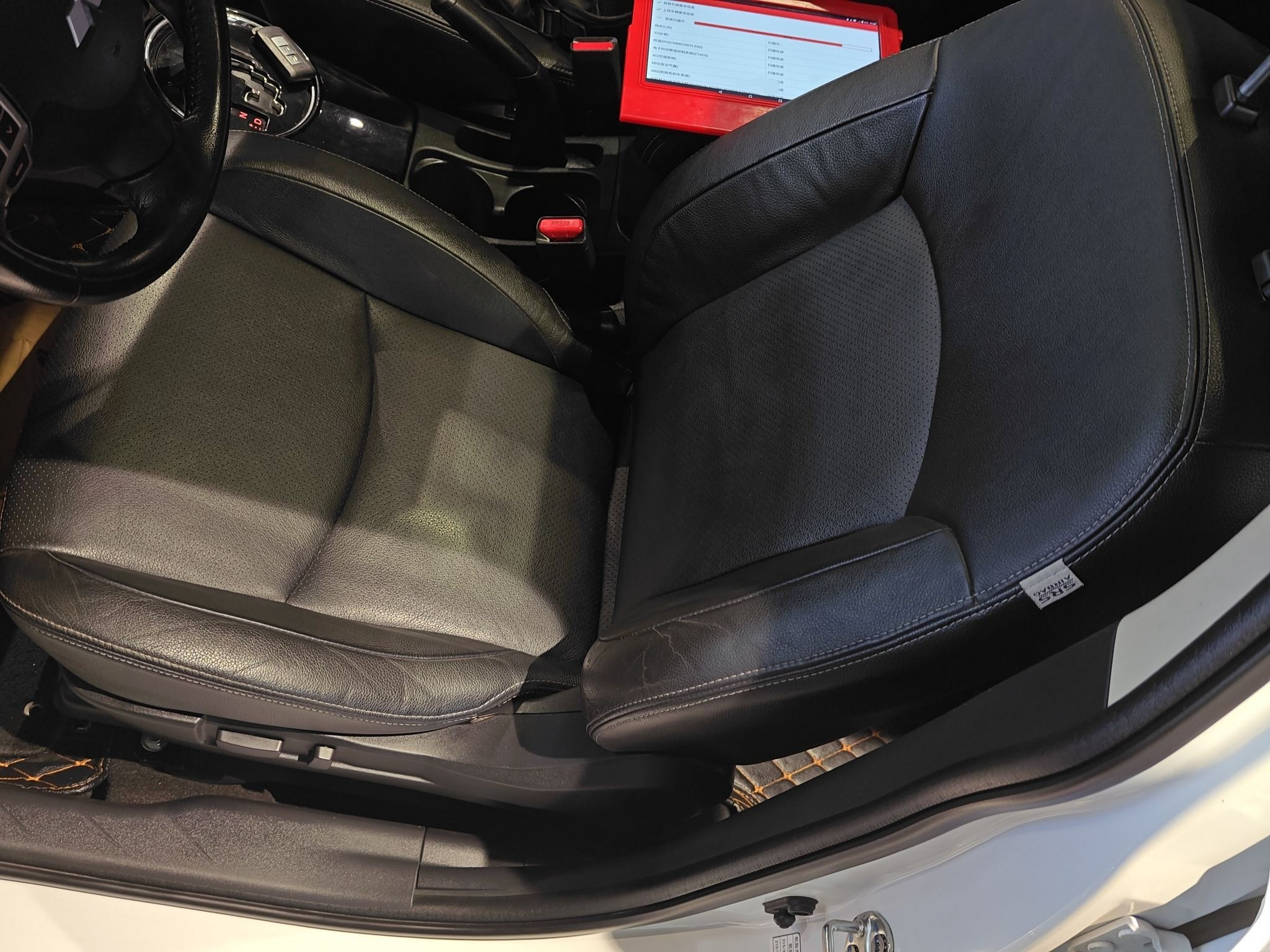 Переднее сиденье в автомобиле