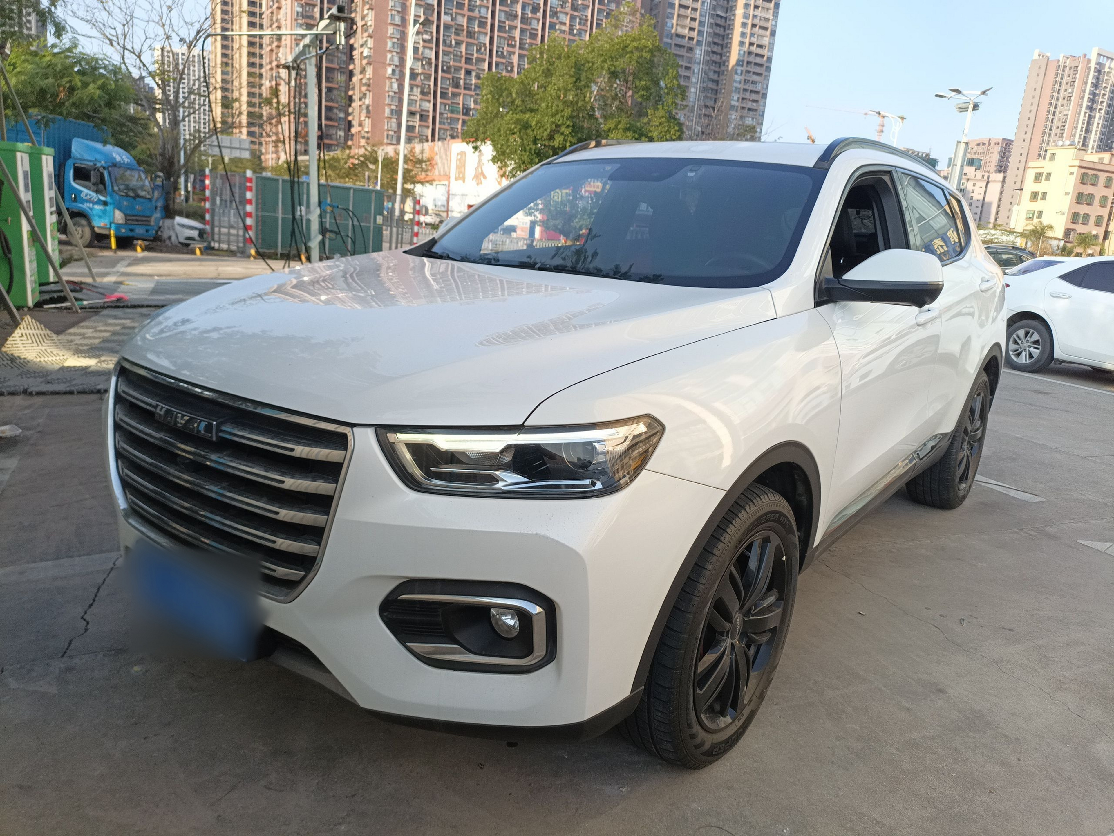 Под передней частью автомобиля