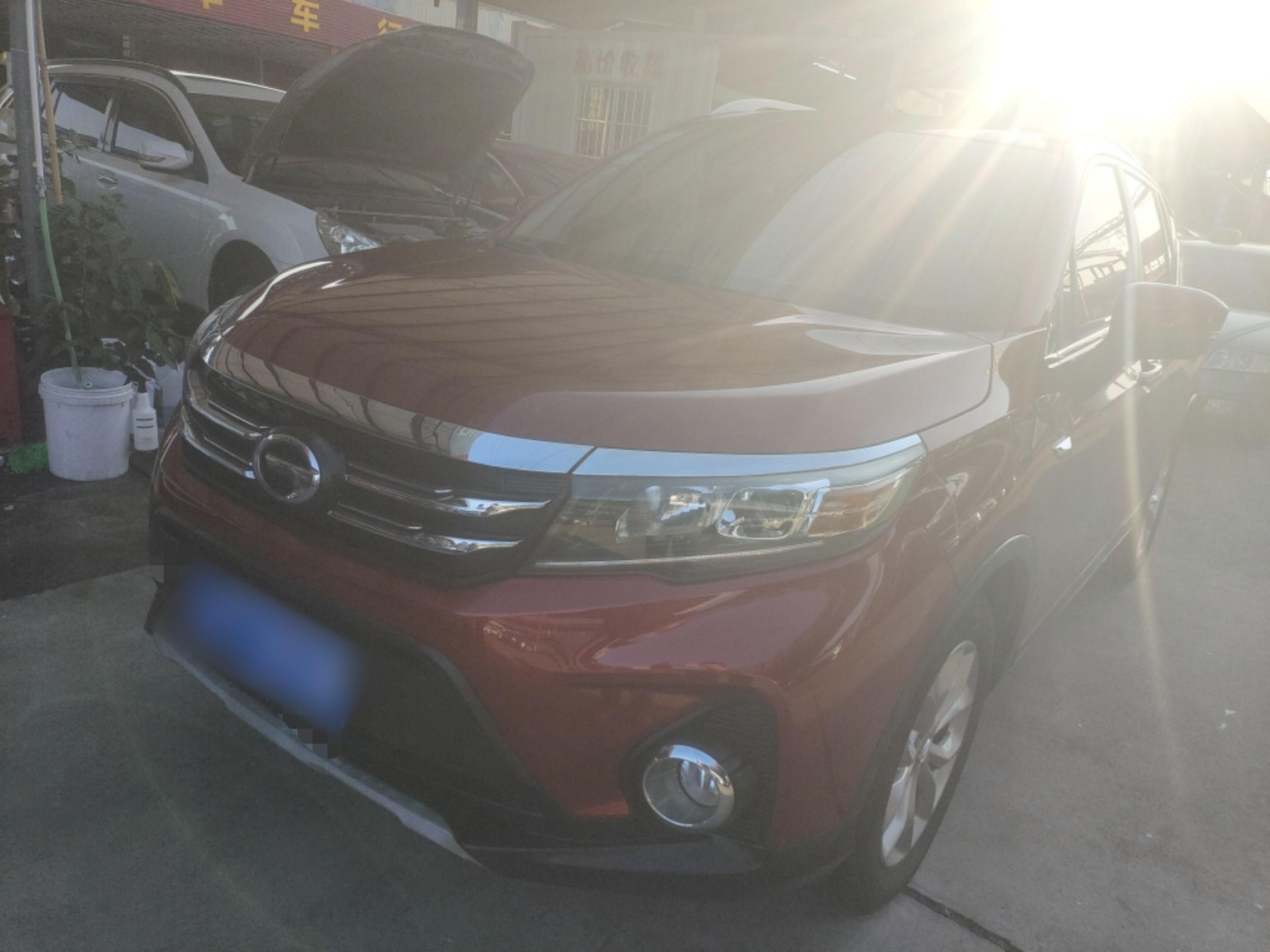 تحت مقدمة السيارة