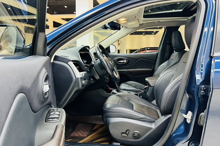 Used  Cherokee 2020 2.0L Two-Wheel Drive Classic Sports Edition
