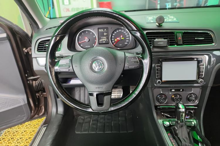 Used Volkswagen Cross Lavida 2014 1.6L Automatic