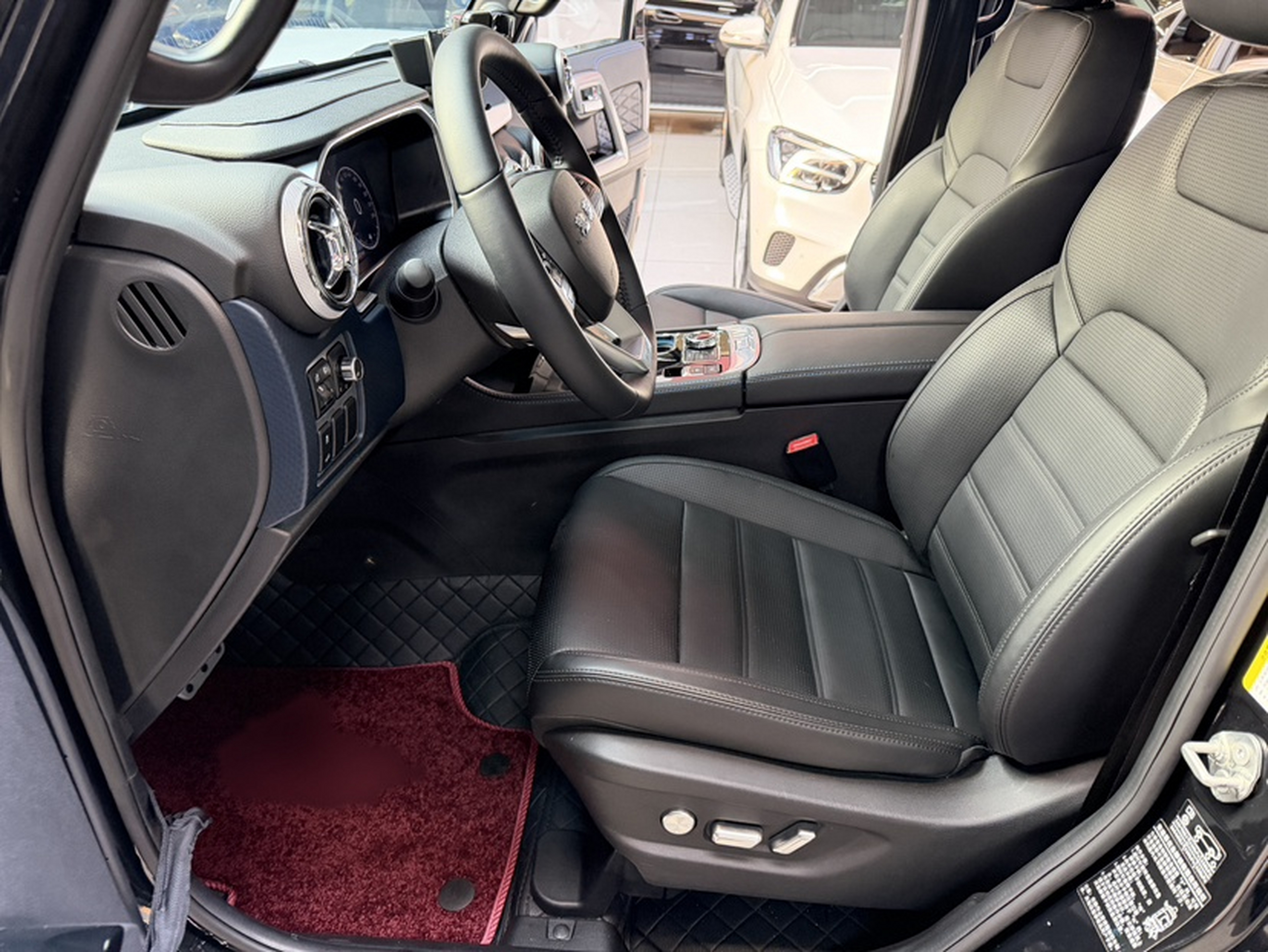 المقاعد الأمامية داخل السيارة