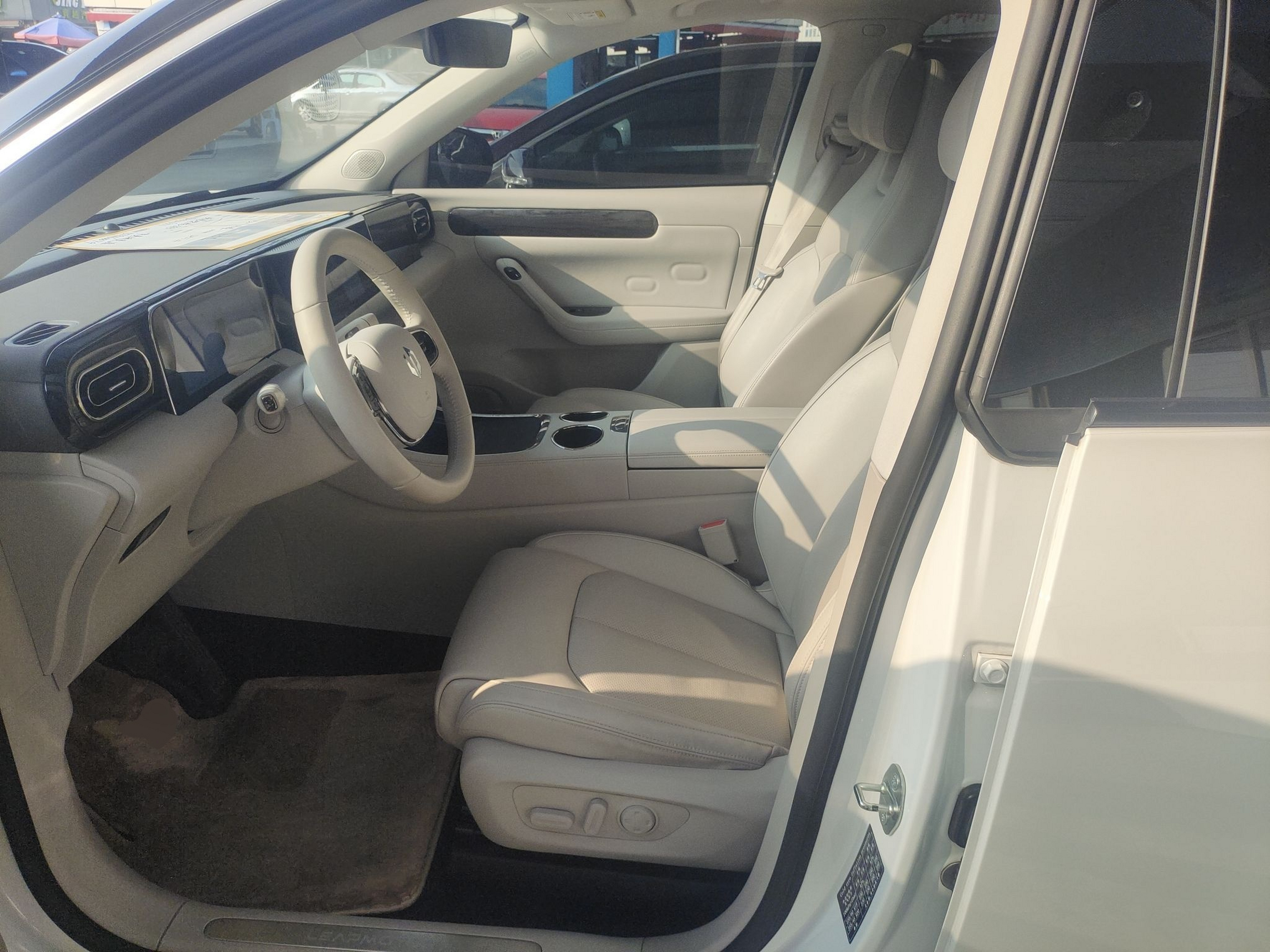 المقاعد الأمامية داخل السيارة