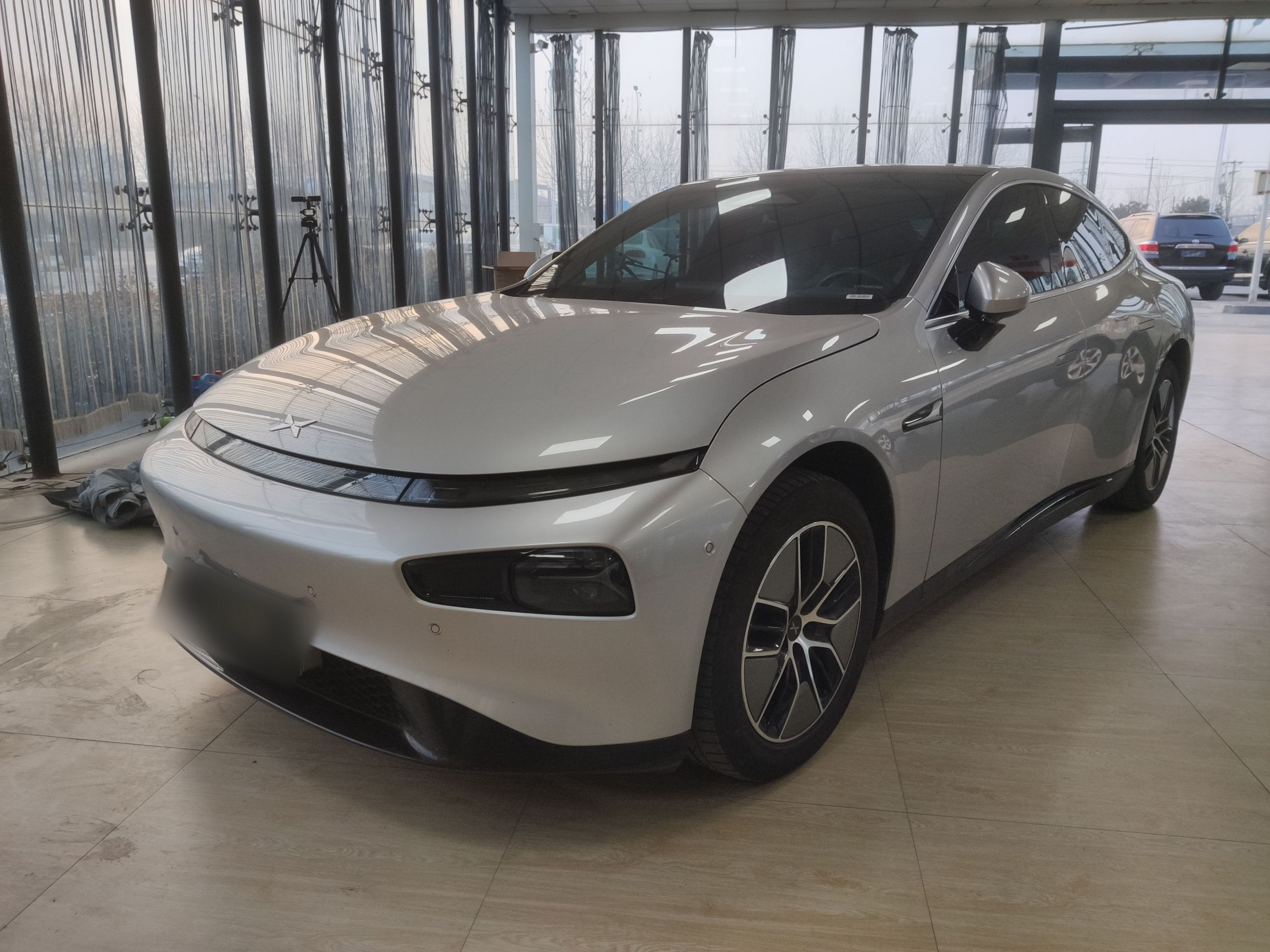 Под передней частью автомобиля