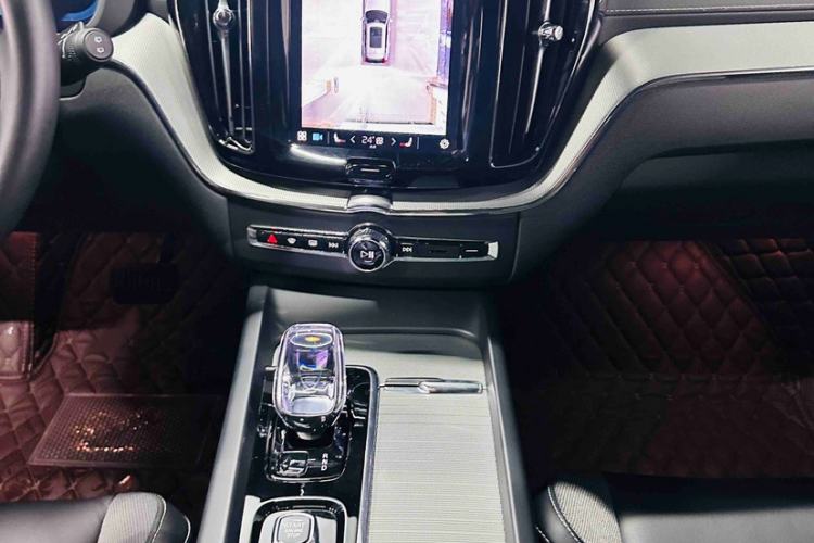 Used Volvo XC60 New Energy 2025 Plug-in Hybrid Long-Range All-Wheel Drive Zhiyuan Extreme Night Black Edition
