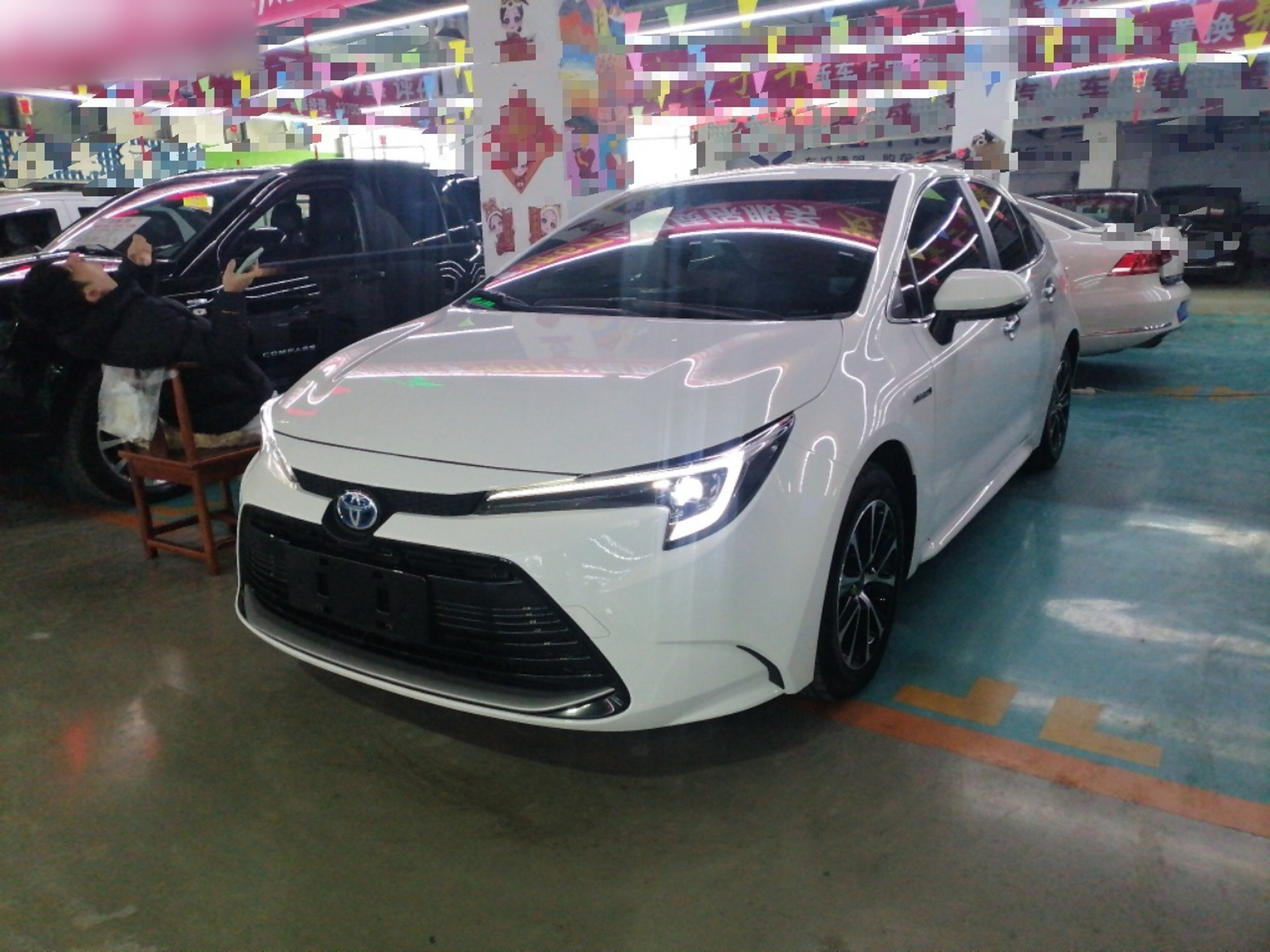 تحت مقدمة السيارة