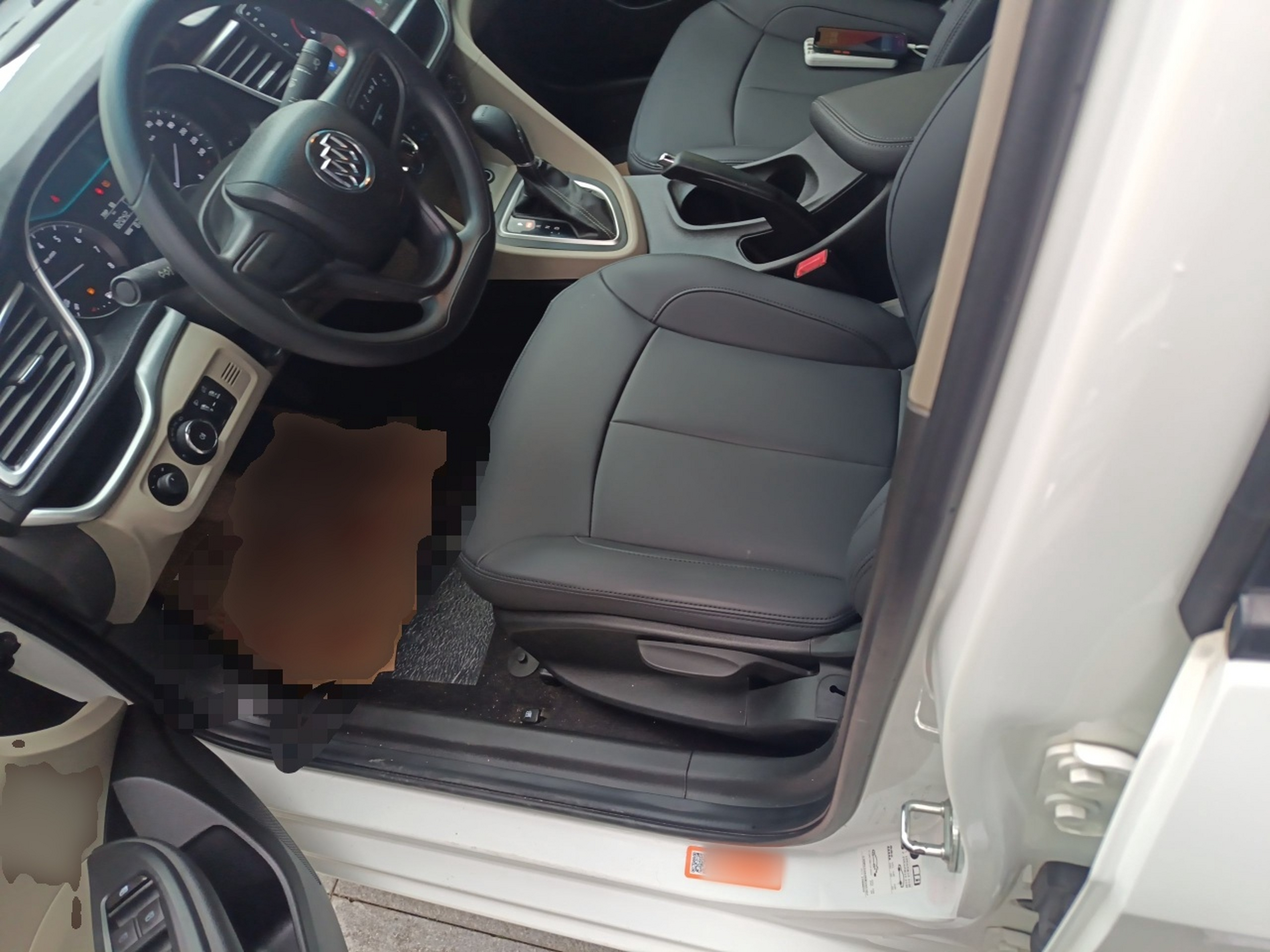 المقاعد الأمامية داخل السيارة