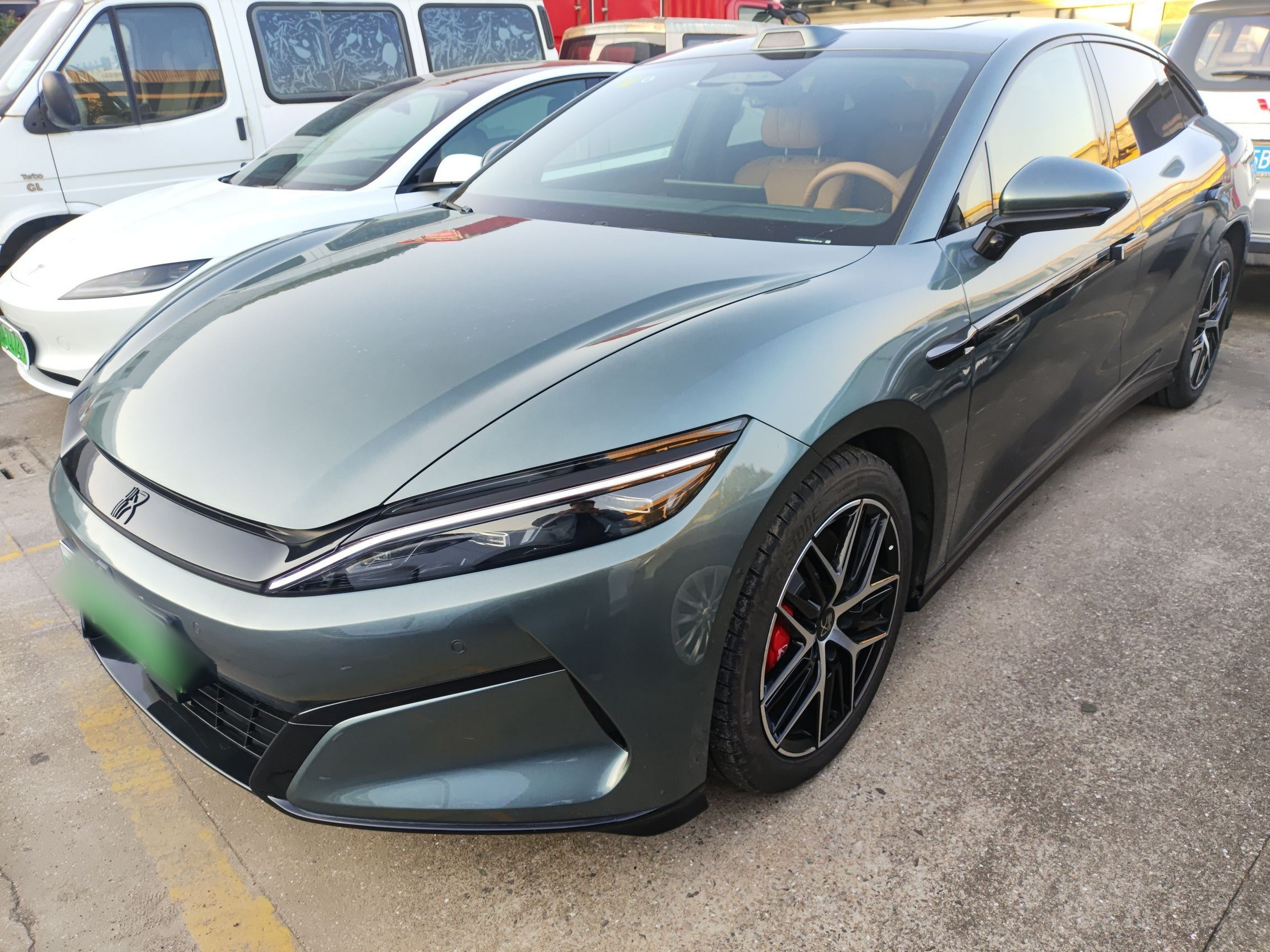 تحت مقدمة السيارة