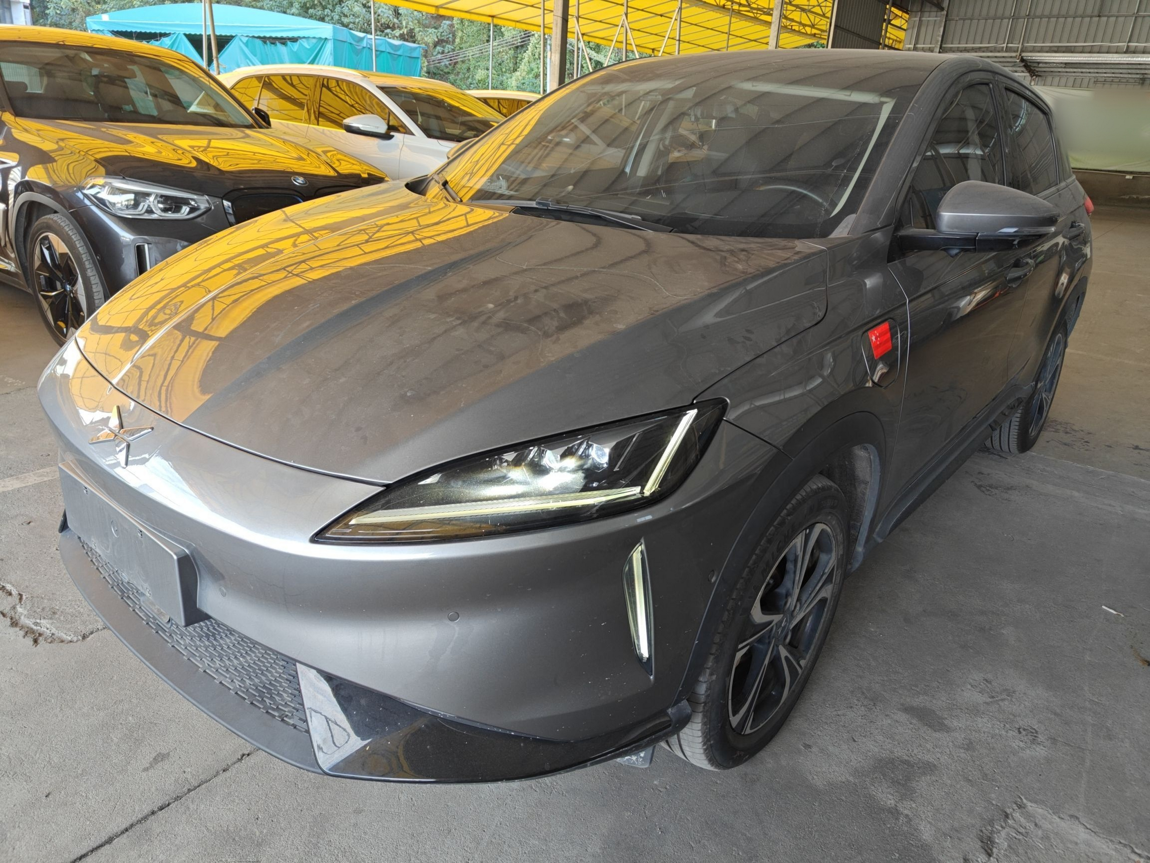 Под передней частью автомобиля