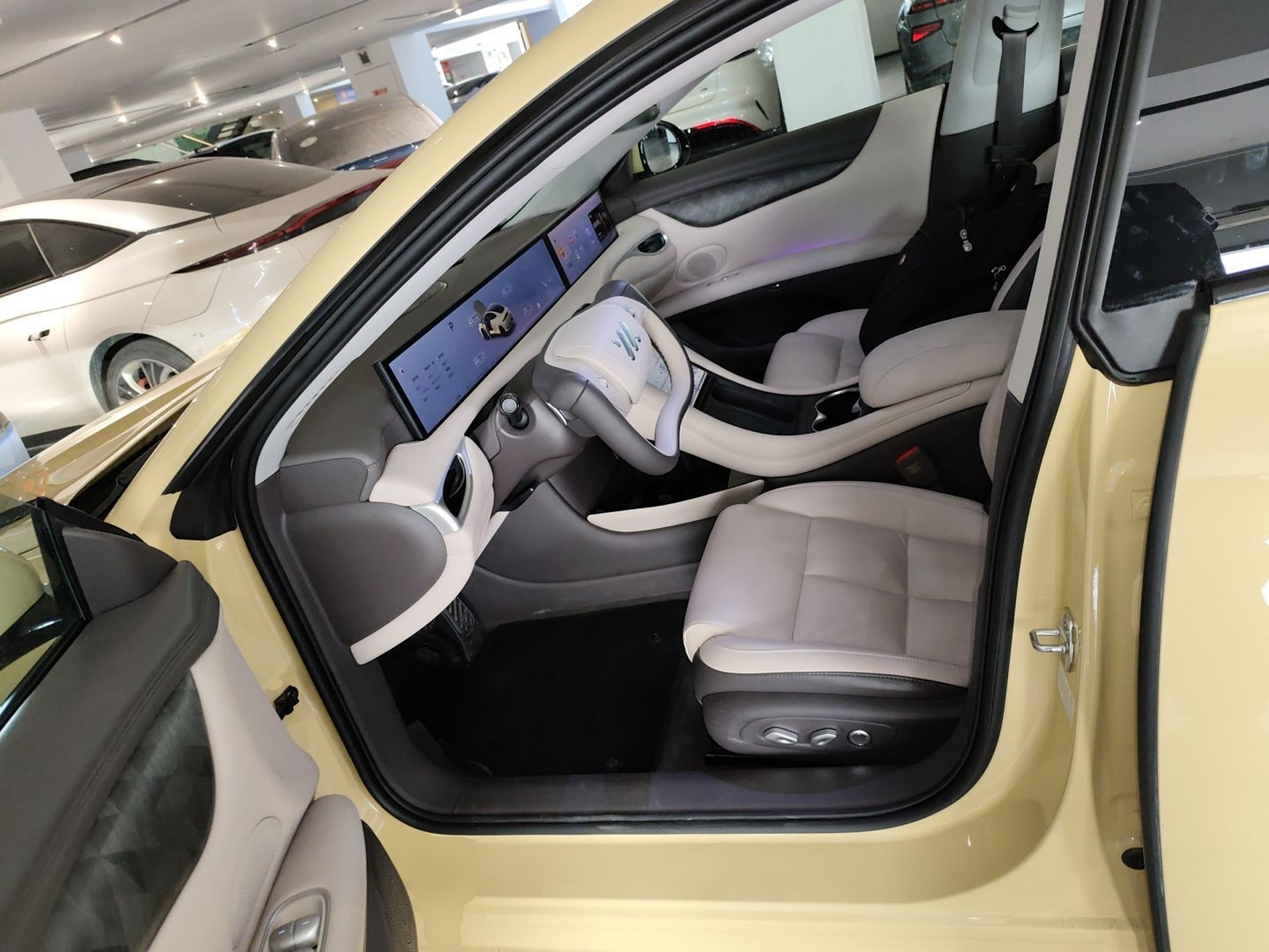 المقاعد الأمامية داخل السيارة