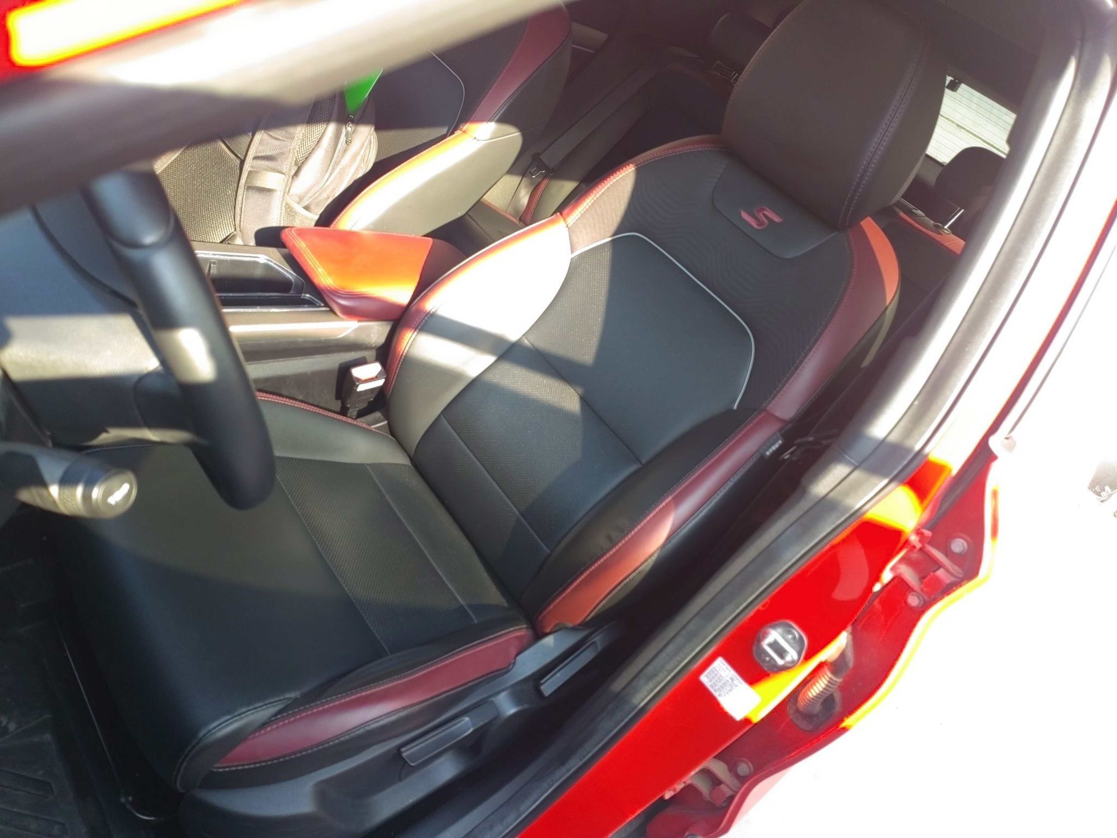 Переднее сиденье в автомобиле