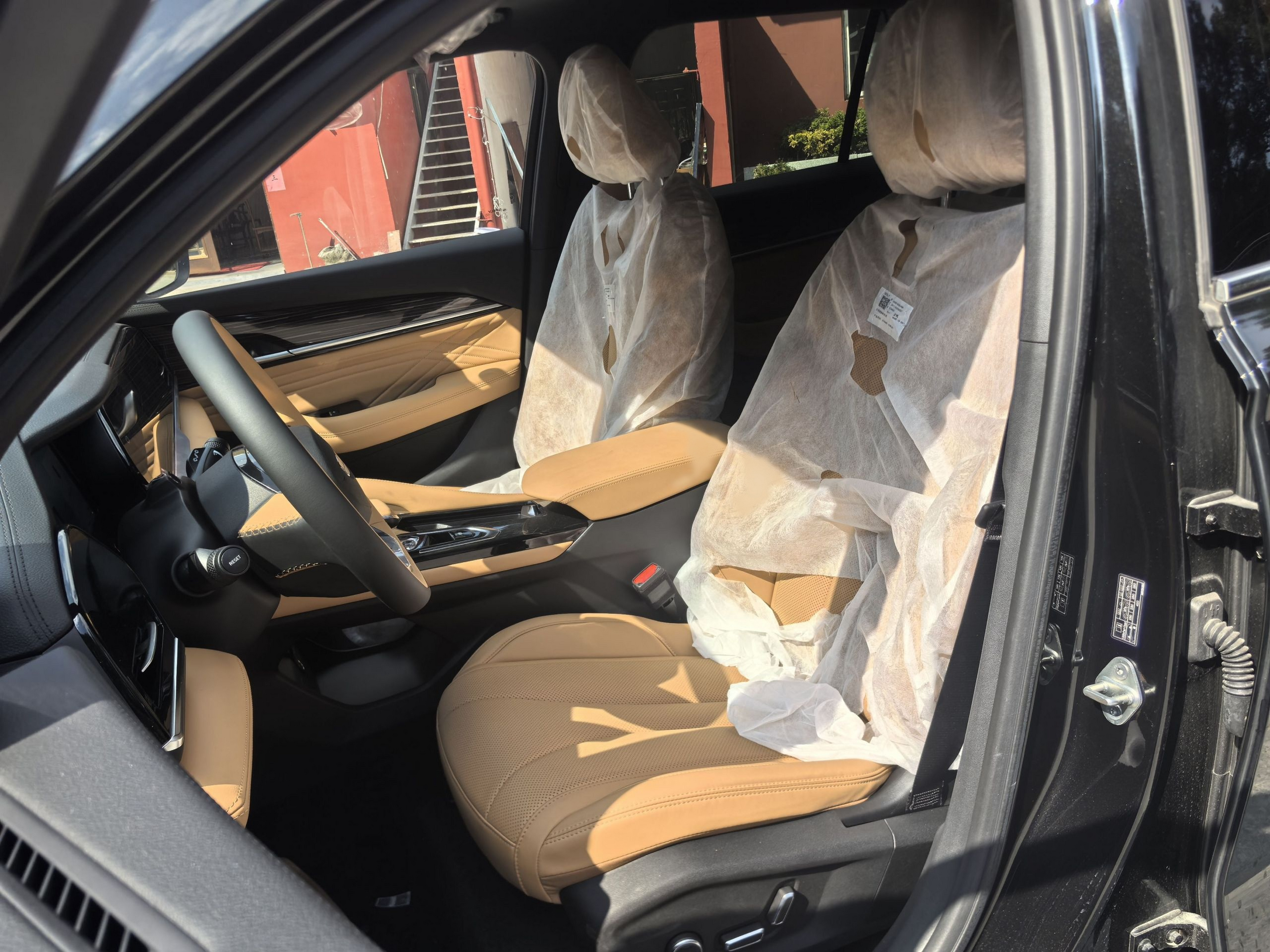 المقاعد الأمامية داخل السيارة