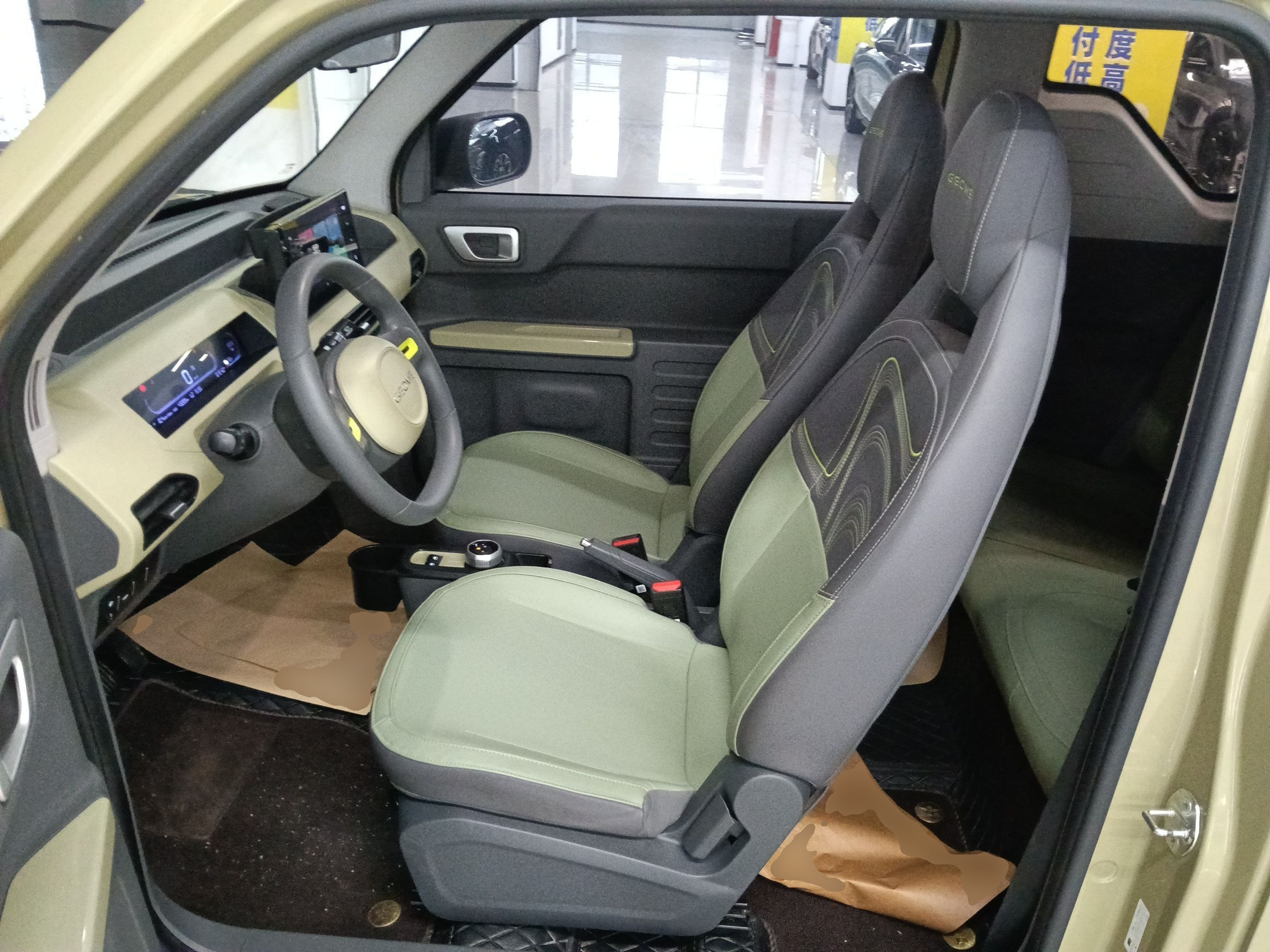 المقاعد الأمامية داخل السيارة