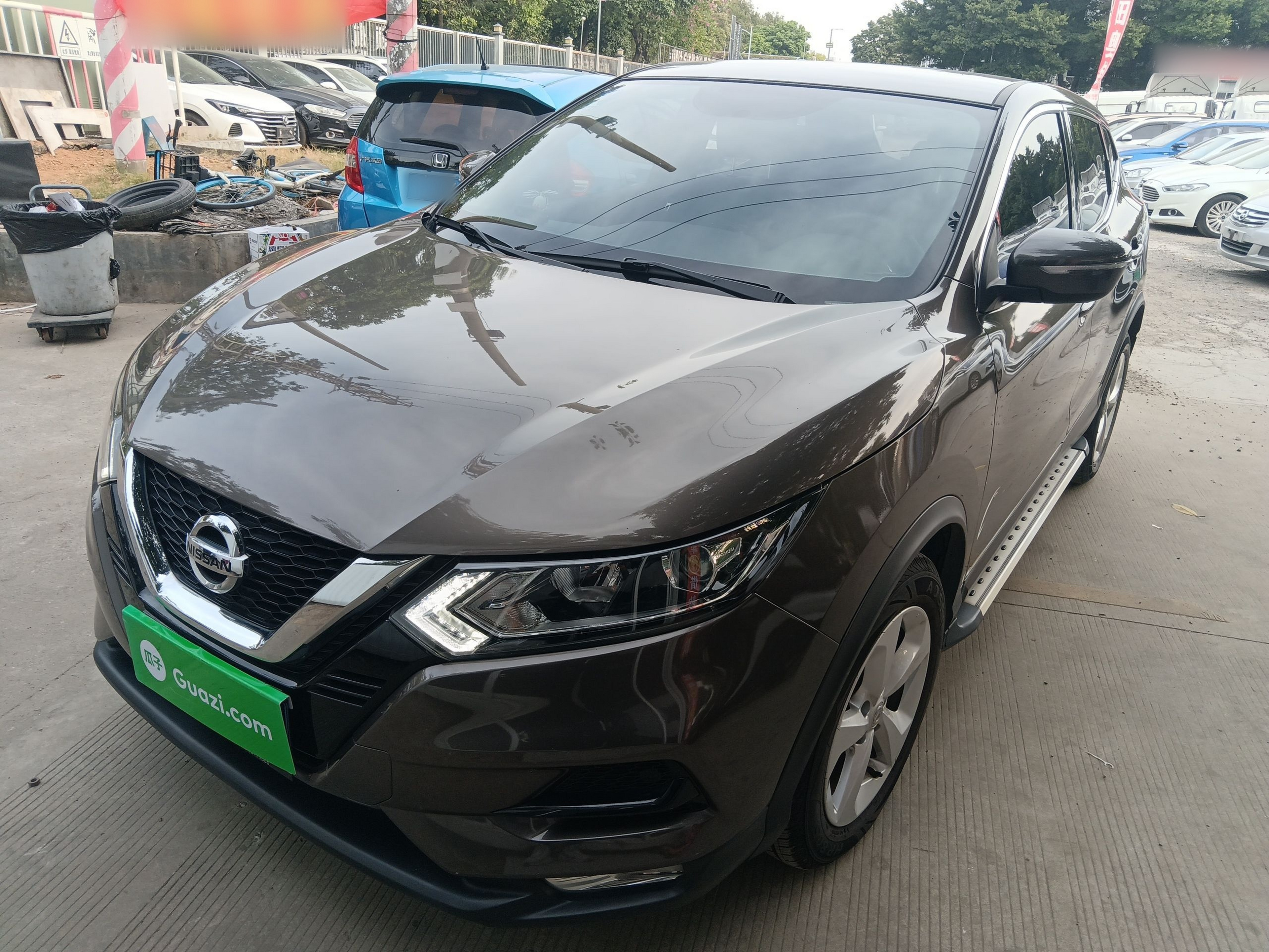 تحت مقدمة السيارة