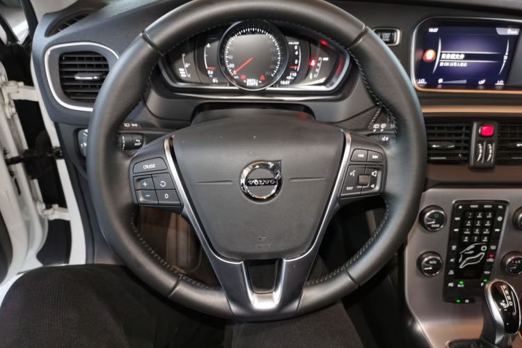 Used Volvo V40 2018 T3 Zhiya Edition
