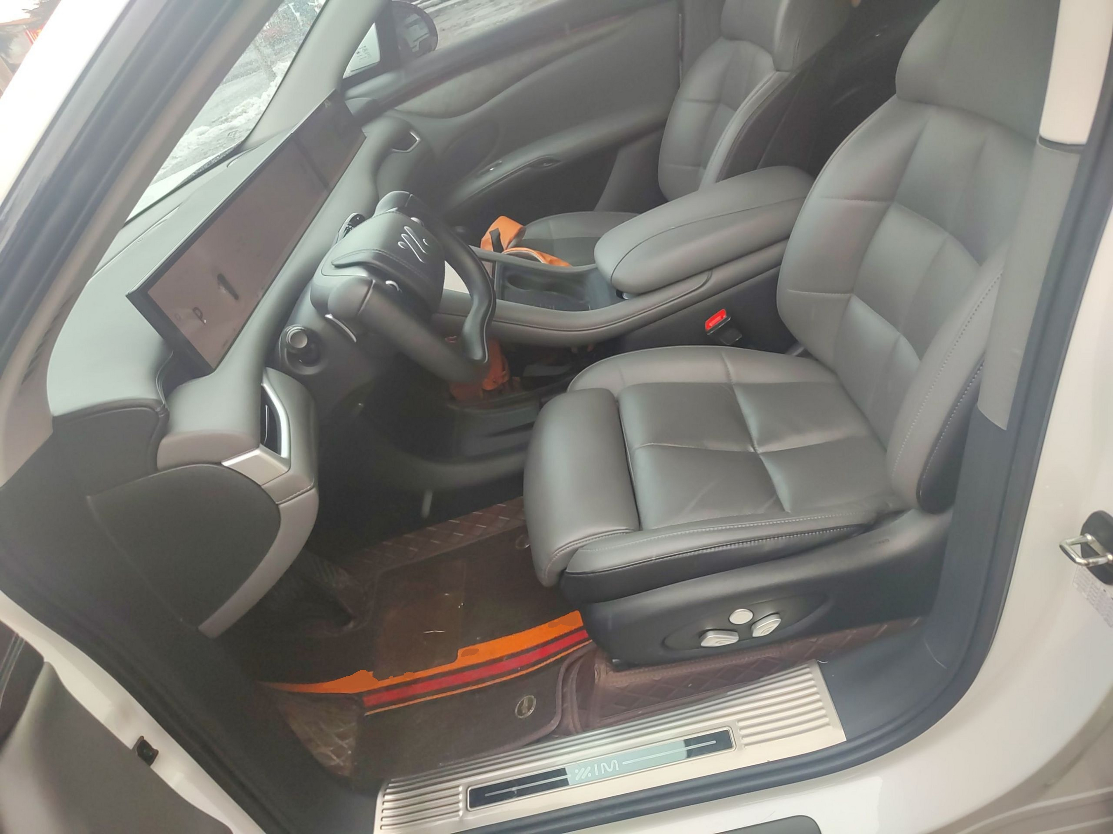 Переднее сиденье в автомобиле