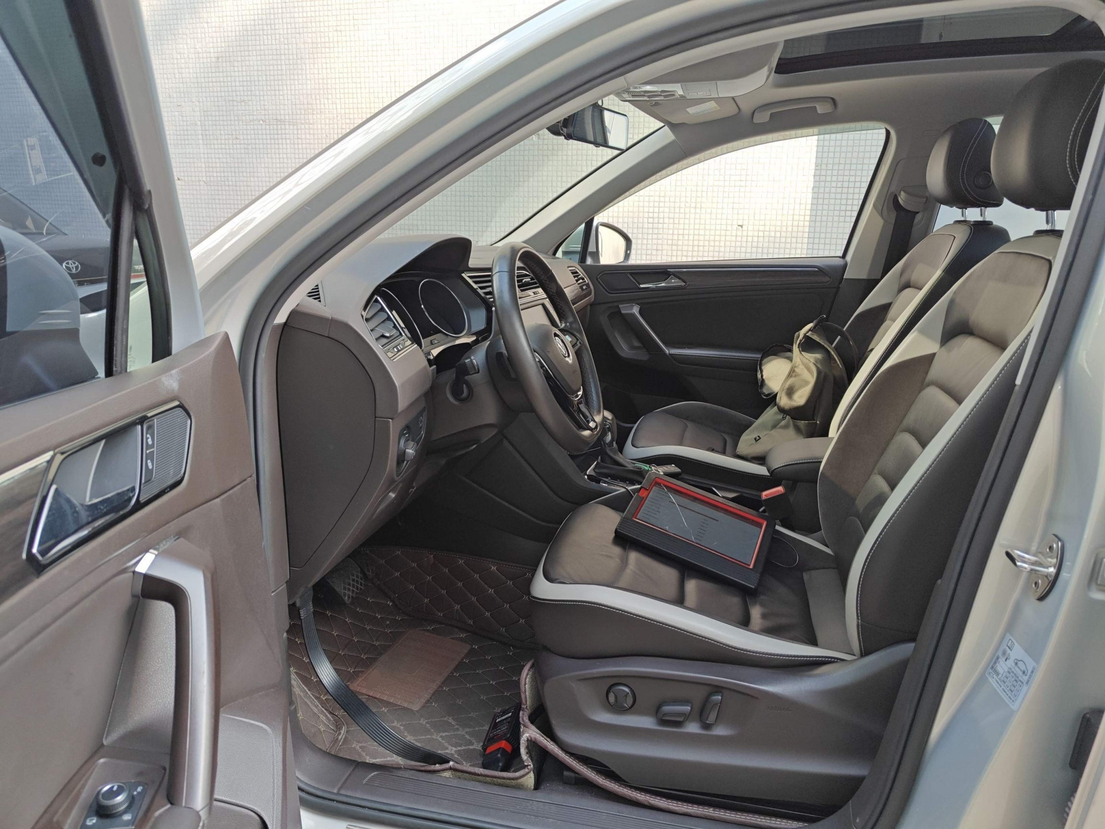 المقاعد الأمامية داخل السيارة