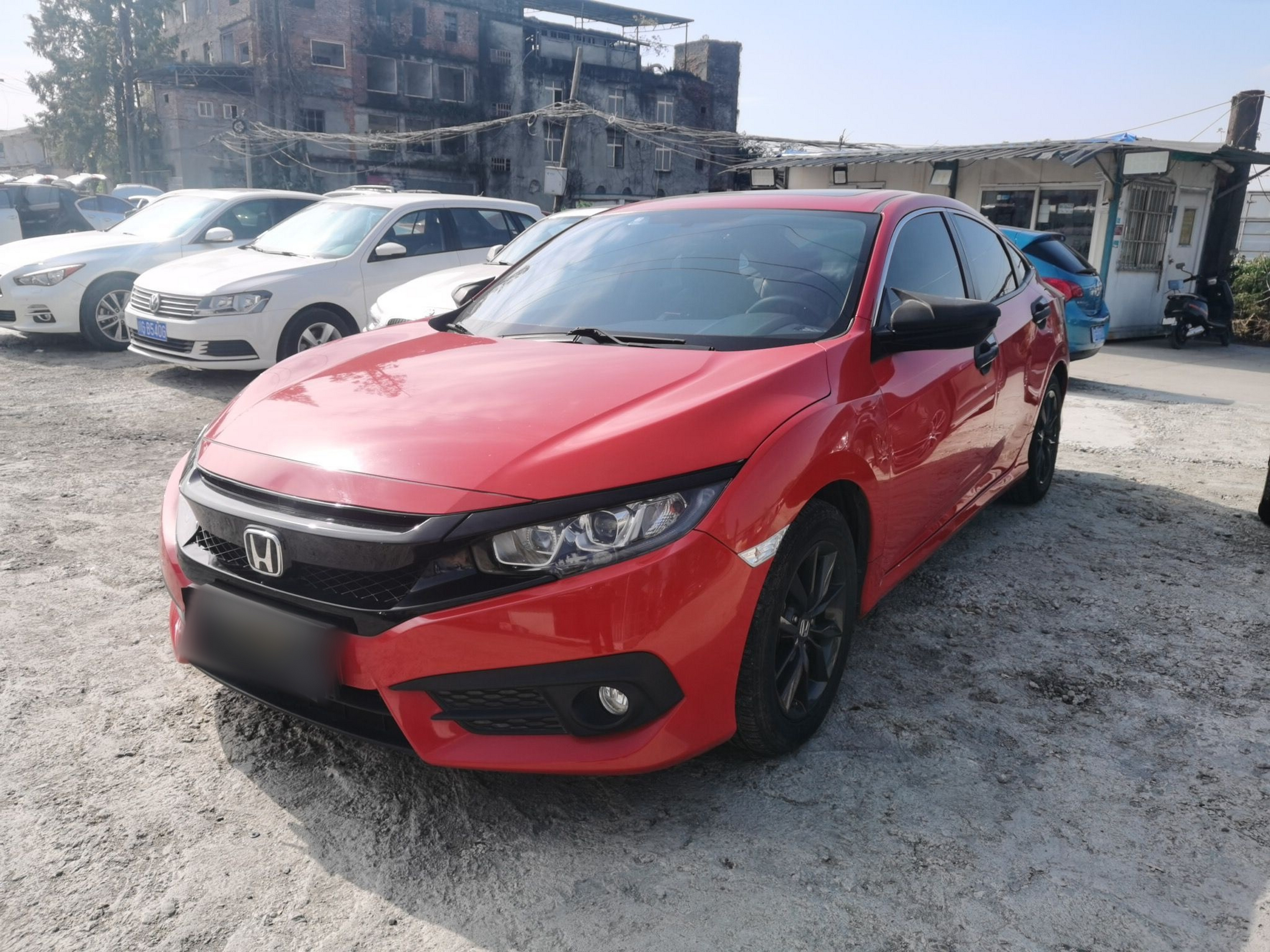 تحت مقدمة السيارة