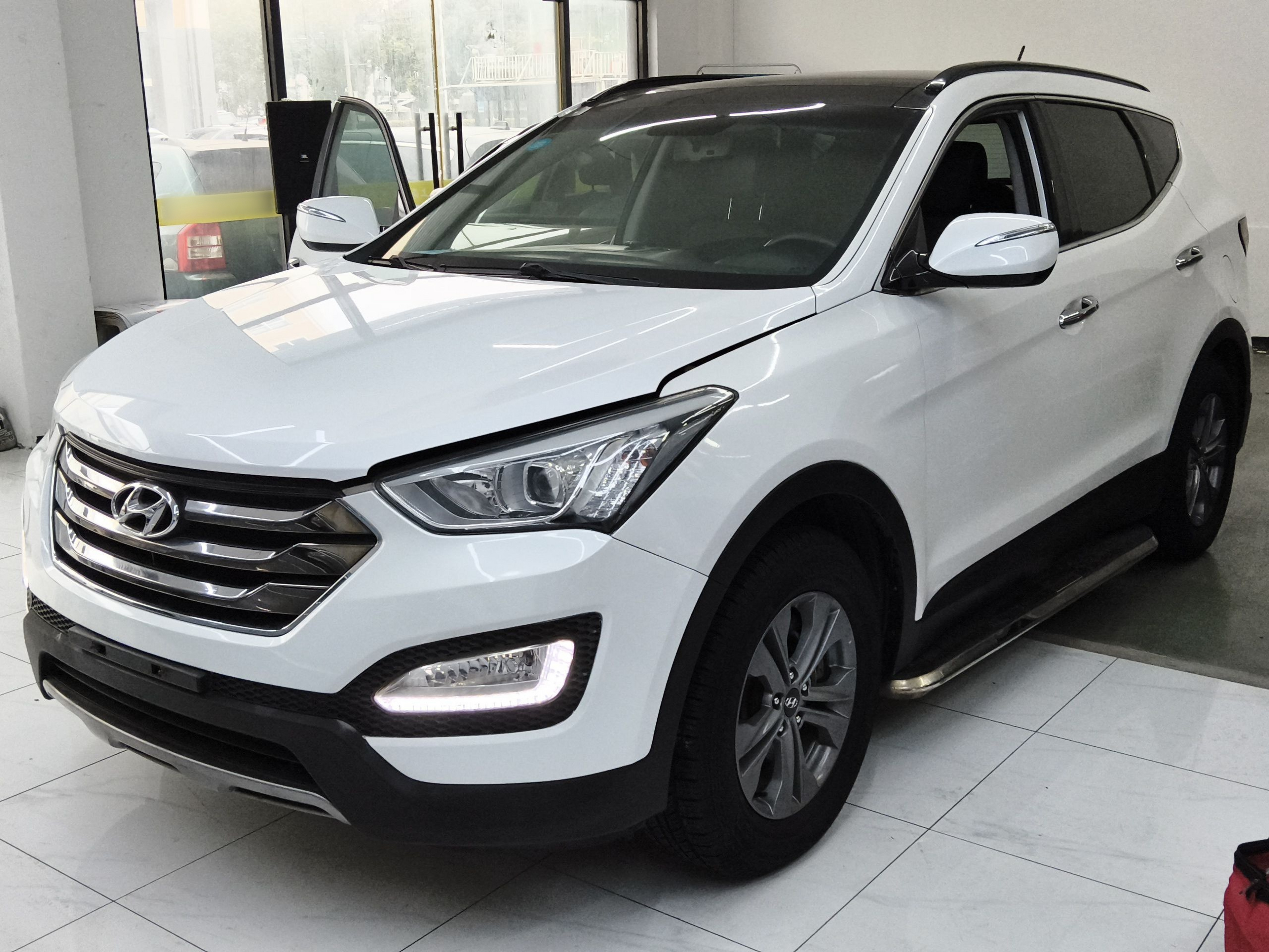 تحت مقدمة السيارة