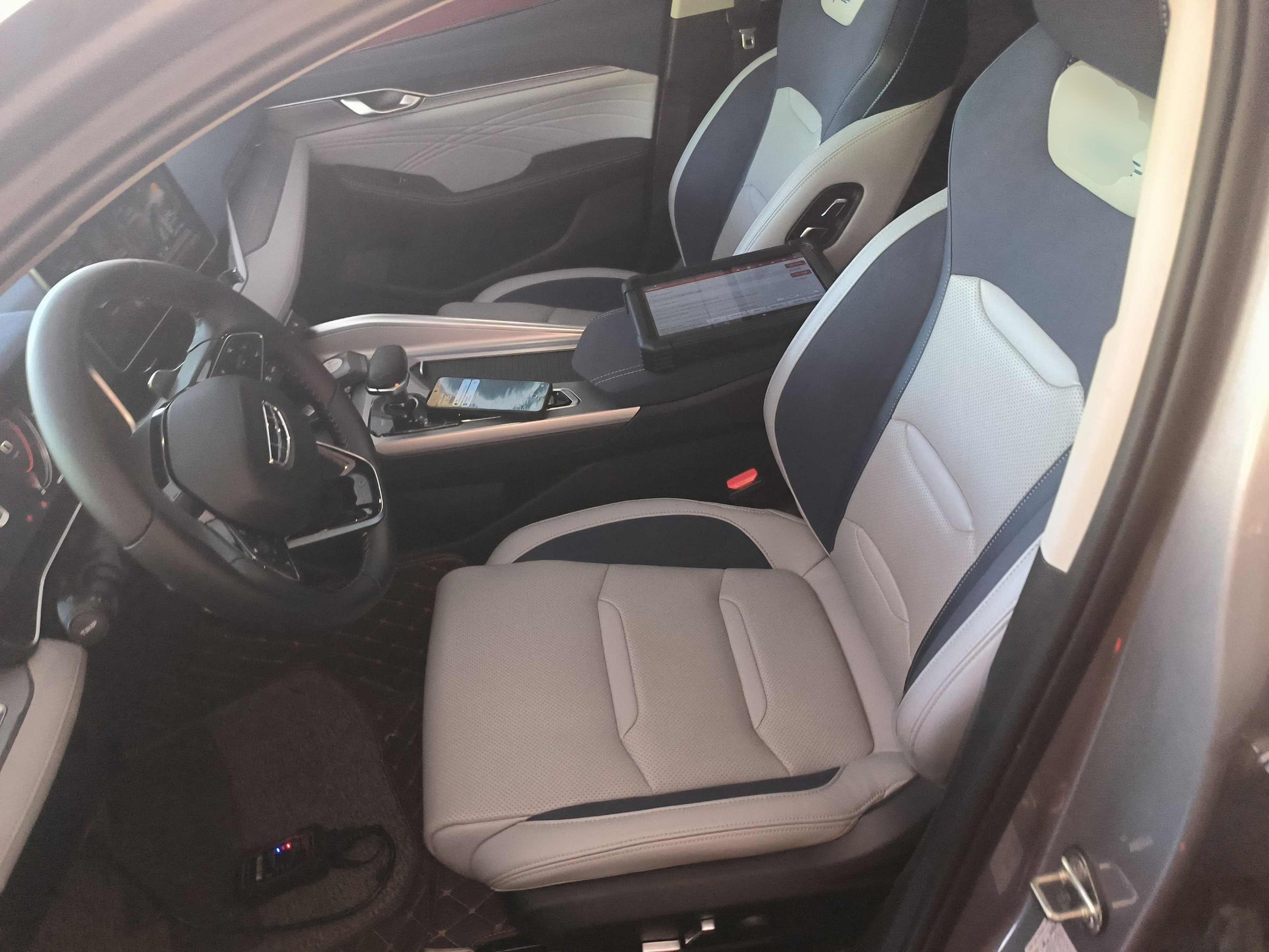 المقاعد الأمامية داخل السيارة