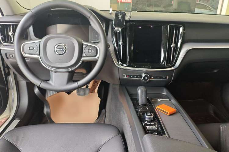 Used Volvo V60 2021 B4 Zhiyi Luxury Edition
