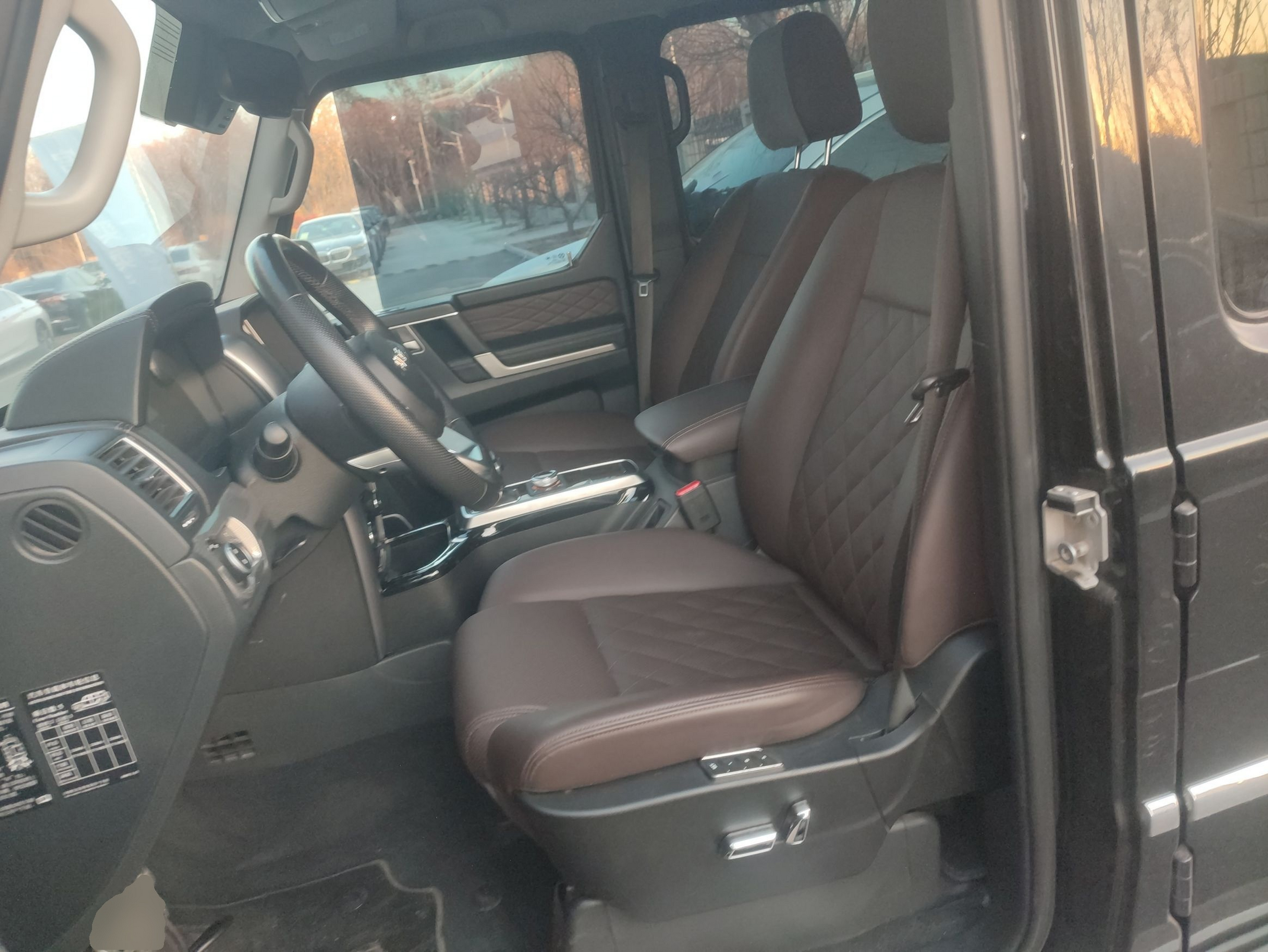 المقاعد الأمامية داخل السيارة