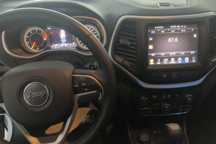 Used  Cherokee 2016 2.4L Professional Smart Version
