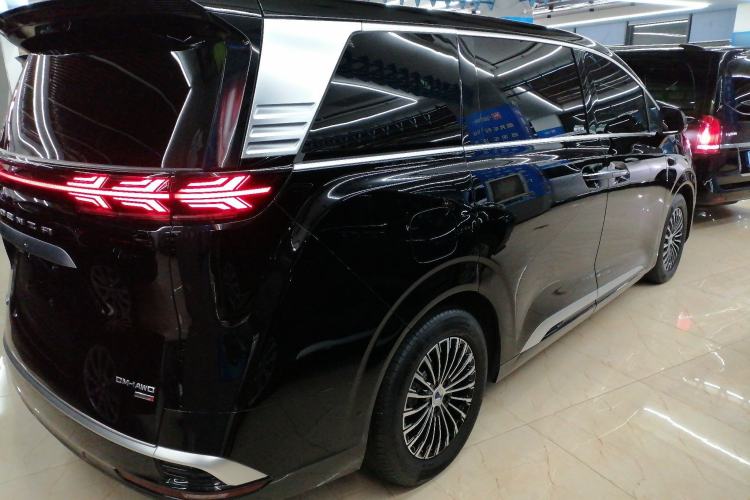 Used Denza D9 2025 DM-i Smart Drive 1020 Four-Wheel Drive Deluxe Model
